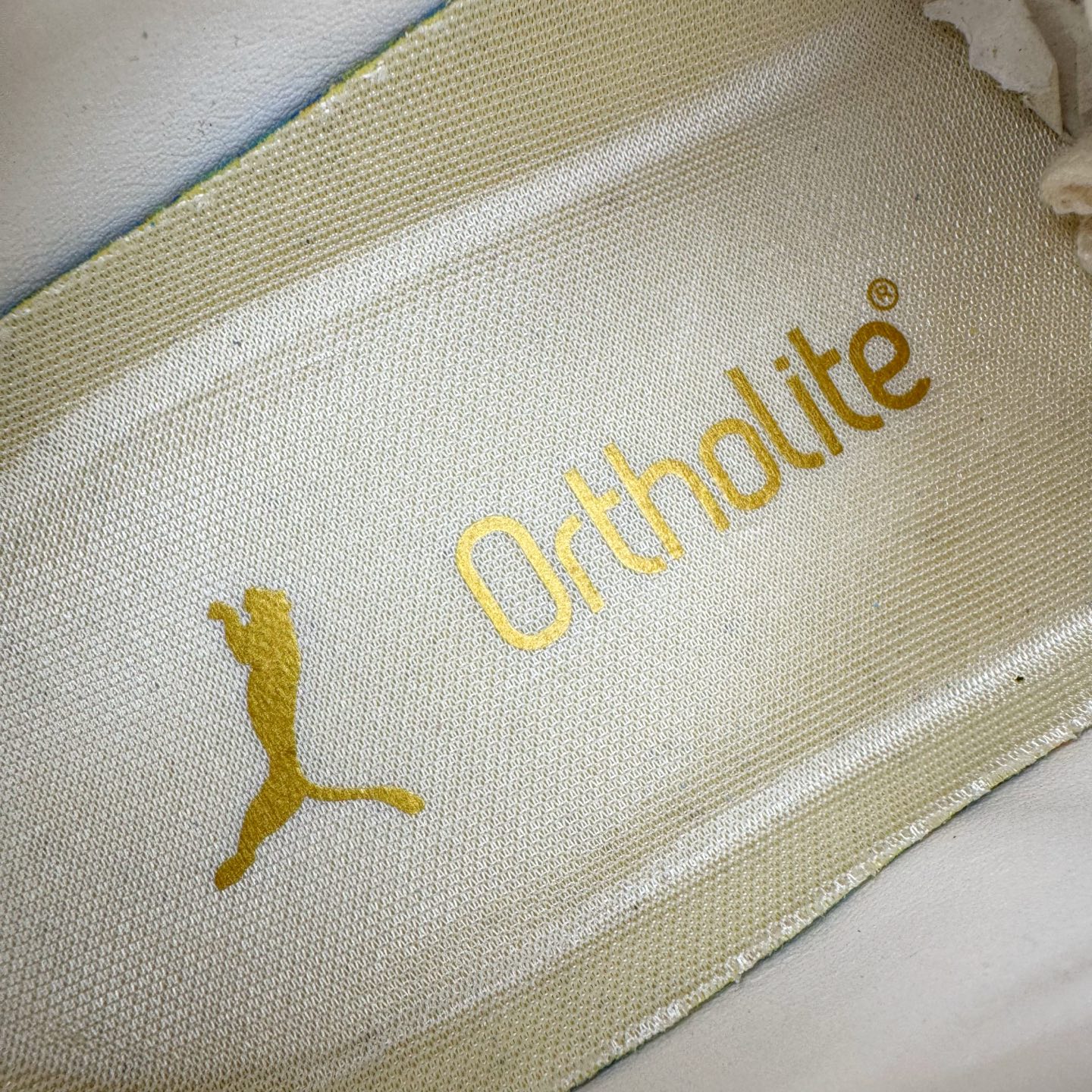 图片[13]-＃CS纯原 PUMA Speedca OG 彪马极速赛车系列低帮德训风拼接复古百搭休闲运动赛车鞋 鞋款从80、90年代赛车手所穿的防火赛车鞋为原型，鞋身线条模仿了赛车的流线廓形，体现了空气动力学原理的结构。简约流畅的外观，恰好又和贯穿其中的Formstrip Logo融合恰到好处，视觉上细节丰富且协调。本次Speedcat OG鞋款归来，最大看点自然式保留了窄版鞋型以及薄底构造。这两年各品牌鞋底越做越厚，Speedcat反其道而行之，上脚几乎无鞋底的效果带来耳目一新的视觉体验。鞋面依旧是以质感细腻的麂皮材质打造，并且大面积近乎全包裹的使用，复古味道也愈发浓烈。配色上更是将最原始的黑色和红色带回，向F1赛车队的标志性队服致敬。相信让各位一眼种草的更多是出挑的大红色，上脚即可瞬间点亮整体造型，在以球鞋为核心的OOTD中脱颖而出。而另一款黑色则是低调的万金油，彰显新潮个性的同时又不喧宾夺主，也是热爱简约系穿搭朋友的首选。 尺码：35.5 36 37 37.5 38 38.5 39 40 40.5 41 42 42.5 43 44 44.5 45-选品中心