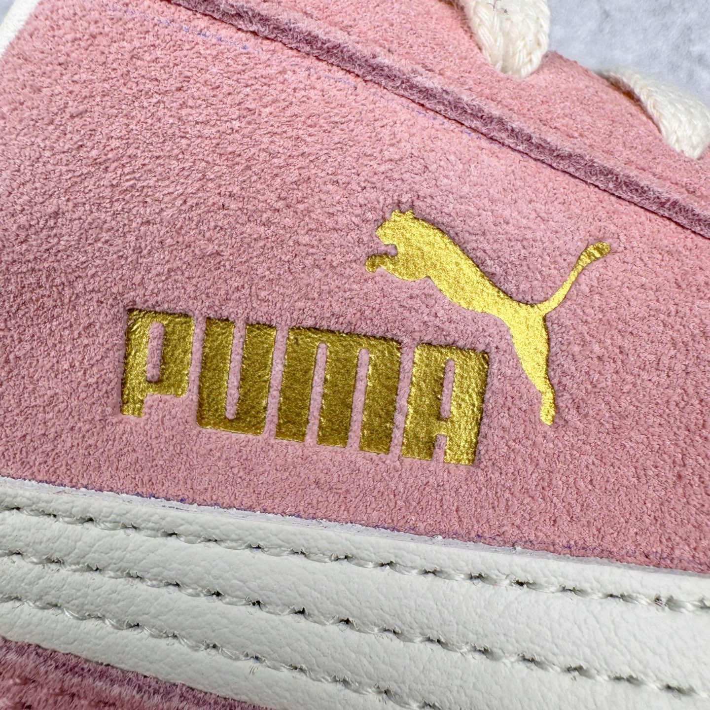 图片[20]-＃CS纯原 PUMA Speedca OG 彪马极速赛车系列低帮德训风拼接复古百搭休闲运动赛车鞋 鞋款从80、90年代赛车手所穿的防火赛车鞋为原型，鞋身线条模仿了赛车的流线廓形，体现了空气动力学原理的结构。简约流畅的外观，恰好又和贯穿其中的Formstrip Logo融合恰到好处，视觉上细节丰富且协调。本次Speedcat OG鞋款归来，最大看点自然式保留了窄版鞋型以及薄底构造。这两年各品牌鞋底越做越厚，Speedcat反其道而行之，上脚几乎无鞋底的效果带来耳目一新的视觉体验。鞋面依旧是以质感细腻的麂皮材质打造，并且大面积近乎全包裹的使用，复古味道也愈发浓烈。配色上更是将最原始的黑色和红色带回，向F1赛车队的标志性队服致敬。相信让各位一眼种草的更多是出挑的大红色，上脚即可瞬间点亮整体造型，在以球鞋为核心的OOTD中脱颖而出。而另一款黑色则是低调的万金油，彰显新潮个性的同时又不喧宾夺主，也是热爱简约系穿搭朋友的首选。 尺码：35.5 36 37 37.5 38 38.5 39 40 40.5 41 42 42.5 43 44 44.5 45-选品中心