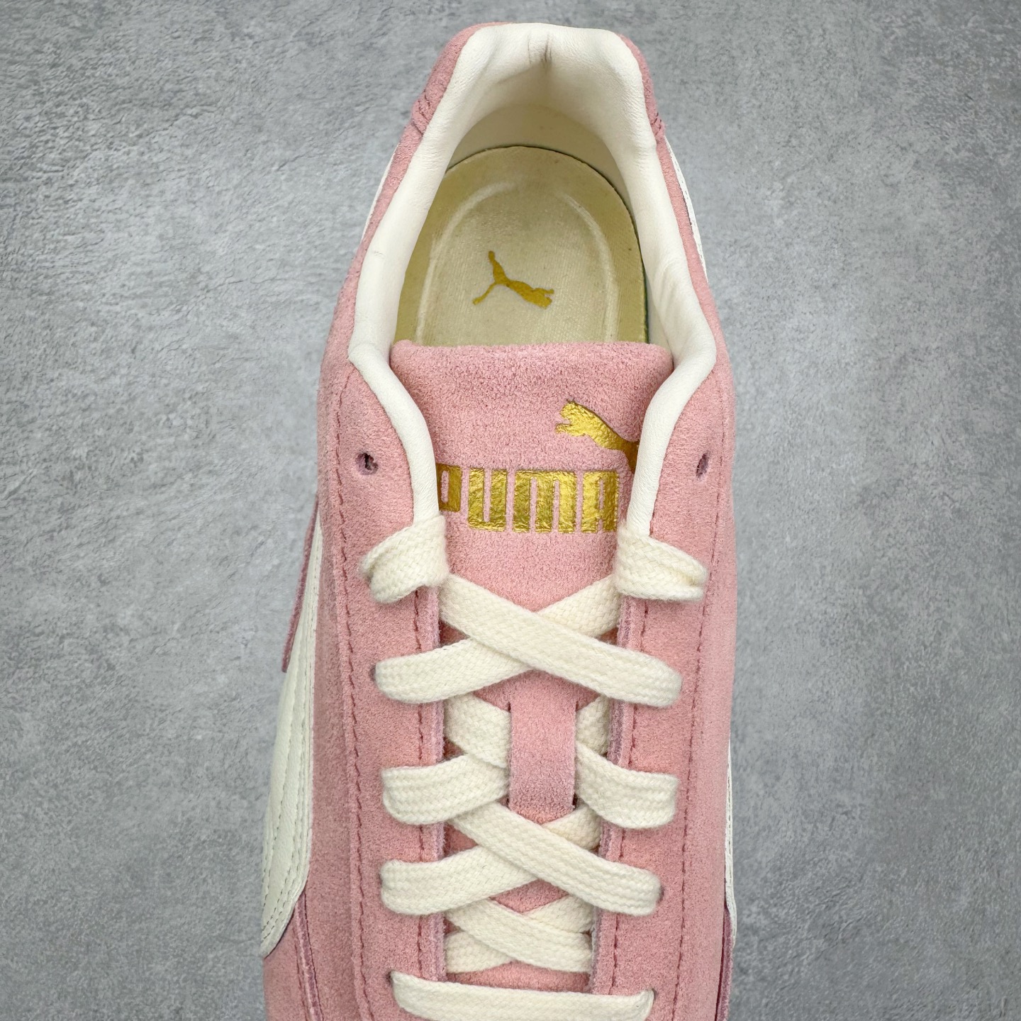 图片[5]-＃CS纯原 PUMA Speedca OG 彪马极速赛车系列低帮德训风拼接复古百搭休闲运动赛车鞋 鞋款从80、90年代赛车手所穿的防火赛车鞋为原型，鞋身线条模仿了赛车的流线廓形，体现了空气动力学原理的结构。简约流畅的外观，恰好又和贯穿其中的Formstrip Logo融合恰到好处，视觉上细节丰富且协调。本次Speedcat OG鞋款归来，最大看点自然式保留了窄版鞋型以及薄底构造。这两年各品牌鞋底越做越厚，Speedcat反其道而行之，上脚几乎无鞋底的效果带来耳目一新的视觉体验。鞋面依旧是以质感细腻的麂皮材质打造，并且大面积近乎全包裹的使用，复古味道也愈发浓烈。配色上更是将最原始的黑色和红色带回，向F1赛车队的标志性队服致敬。相信让各位一眼种草的更多是出挑的大红色，上脚即可瞬间点亮整体造型，在以球鞋为核心的OOTD中脱颖而出。而另一款黑色则是低调的万金油，彰显新潮个性的同时又不喧宾夺主，也是热爱简约系穿搭朋友的首选。 尺码：35.5 36 37 37.5 38 38.5 39 40 40.5 41 42 42.5 43 44 44.5 45-选品中心