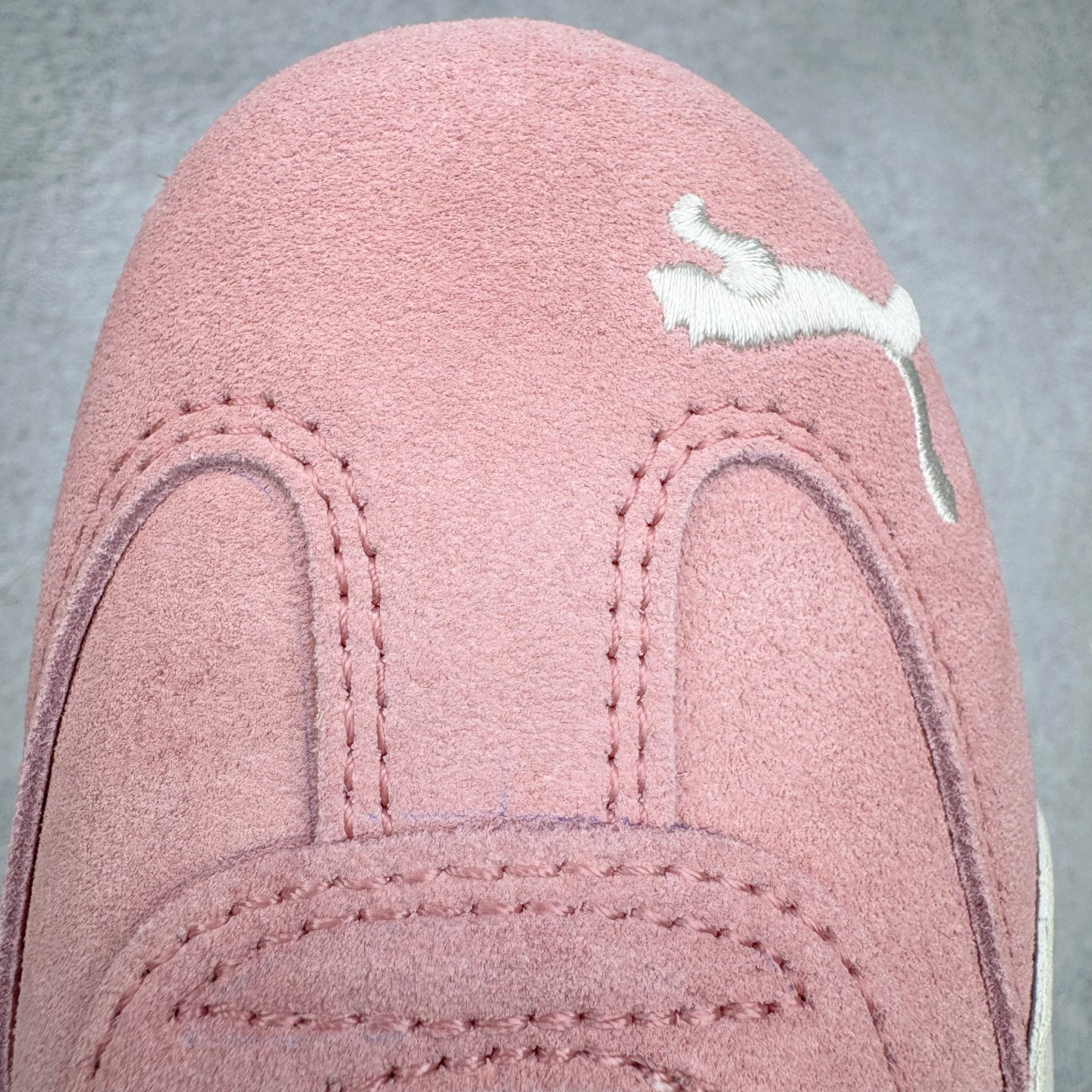 图片[17]-＃CS纯原 PUMA Speedca OG 彪马极速赛车系列低帮德训风拼接复古百搭休闲运动赛车鞋 鞋款从80、90年代赛车手所穿的防火赛车鞋为原型，鞋身线条模仿了赛车的流线廓形，体现了空气动力学原理的结构。简约流畅的外观，恰好又和贯穿其中的Formstrip Logo融合恰到好处，视觉上细节丰富且协调。本次Speedcat OG鞋款归来，最大看点自然式保留了窄版鞋型以及薄底构造。这两年各品牌鞋底越做越厚，Speedcat反其道而行之，上脚几乎无鞋底的效果带来耳目一新的视觉体验。鞋面依旧是以质感细腻的麂皮材质打造，并且大面积近乎全包裹的使用，复古味道也愈发浓烈。配色上更是将最原始的黑色和红色带回，向F1赛车队的标志性队服致敬。相信让各位一眼种草的更多是出挑的大红色，上脚即可瞬间点亮整体造型，在以球鞋为核心的OOTD中脱颖而出。而另一款黑色则是低调的万金油，彰显新潮个性的同时又不喧宾夺主，也是热爱简约系穿搭朋友的首选。 尺码：35.5 36 37 37.5 38 38.5 39 40 40.5 41 42 42.5 43 44 44.5 45-选品中心