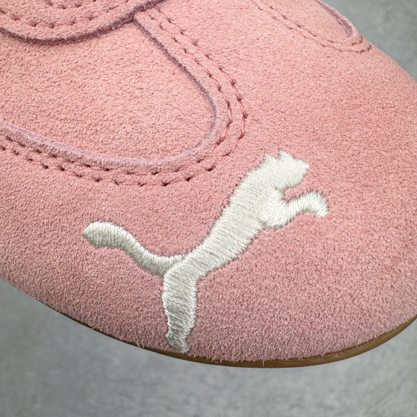 图片[16]-＃CS纯原 PUMA Speedca OG 彪马极速赛车系列低帮德训风拼接复古百搭休闲运动赛车鞋 鞋款从80、90年代赛车手所穿的防火赛车鞋为原型，鞋身线条模仿了赛车的流线廓形，体现了空气动力学原理的结构。简约流畅的外观，恰好又和贯穿其中的Formstrip Logo融合恰到好处，视觉上细节丰富且协调。本次Speedcat OG鞋款归来，最大看点自然式保留了窄版鞋型以及薄底构造。这两年各品牌鞋底越做越厚，Speedcat反其道而行之，上脚几乎无鞋底的效果带来耳目一新的视觉体验。鞋面依旧是以质感细腻的麂皮材质打造，并且大面积近乎全包裹的使用，复古味道也愈发浓烈。配色上更是将最原始的黑色和红色带回，向F1赛车队的标志性队服致敬。相信让各位一眼种草的更多是出挑的大红色，上脚即可瞬间点亮整体造型，在以球鞋为核心的OOTD中脱颖而出。而另一款黑色则是低调的万金油，彰显新潮个性的同时又不喧宾夺主，也是热爱简约系穿搭朋友的首选。 尺码：35.5 36 37 37.5 38 38.5 39 40 40.5 41 42 42.5 43 44 44.5 45-选品中心