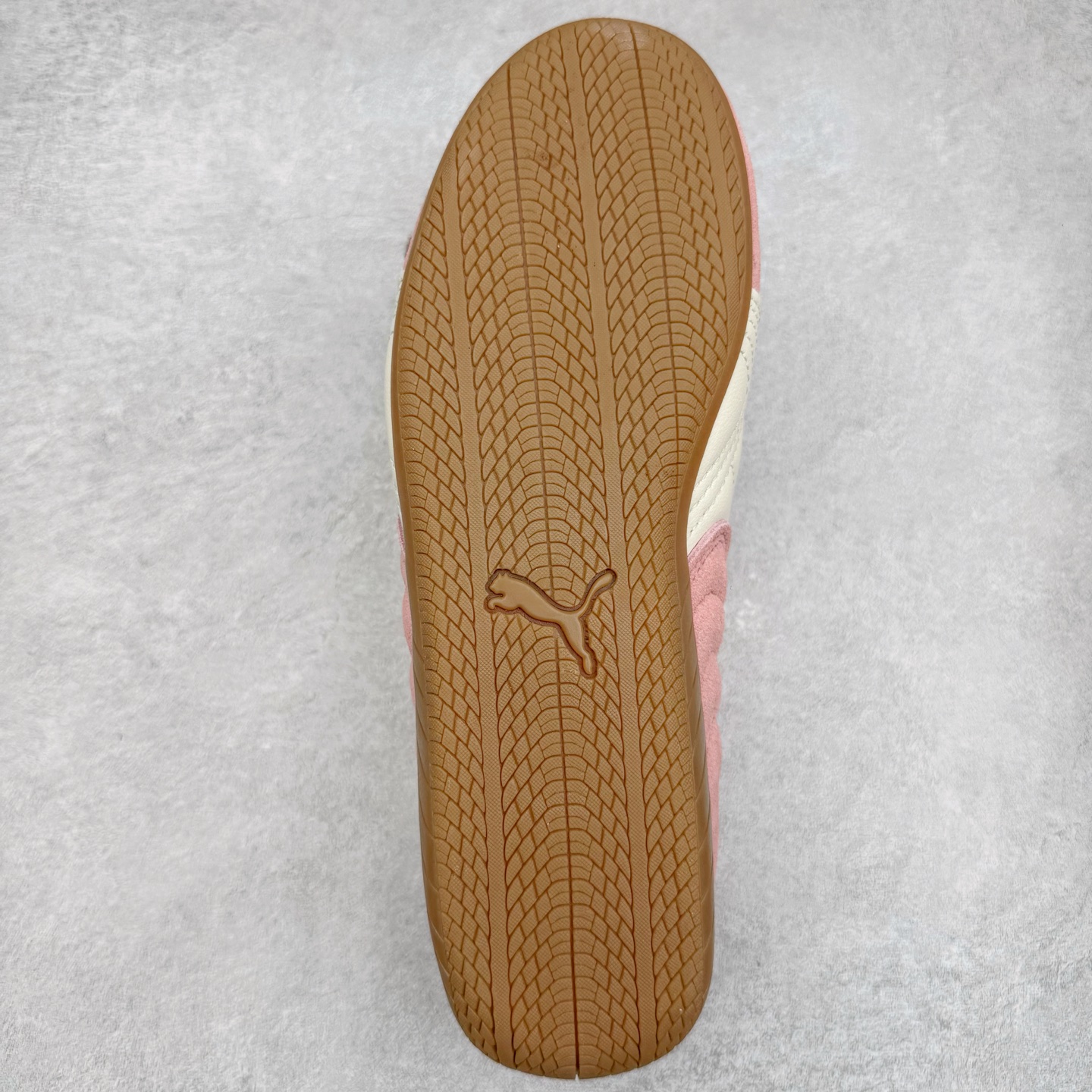 图片[9]-＃CS纯原 PUMA Speedca OG 彪马极速赛车系列低帮德训风拼接复古百搭休闲运动赛车鞋 鞋款从80、90年代赛车手所穿的防火赛车鞋为原型，鞋身线条模仿了赛车的流线廓形，体现了空气动力学原理的结构。简约流畅的外观，恰好又和贯穿其中的Formstrip Logo融合恰到好处，视觉上细节丰富且协调。本次Speedcat OG鞋款归来，最大看点自然式保留了窄版鞋型以及薄底构造。这两年各品牌鞋底越做越厚，Speedcat反其道而行之，上脚几乎无鞋底的效果带来耳目一新的视觉体验。鞋面依旧是以质感细腻的麂皮材质打造，并且大面积近乎全包裹的使用，复古味道也愈发浓烈。配色上更是将最原始的黑色和红色带回，向F1赛车队的标志性队服致敬。相信让各位一眼种草的更多是出挑的大红色，上脚即可瞬间点亮整体造型，在以球鞋为核心的OOTD中脱颖而出。而另一款黑色则是低调的万金油，彰显新潮个性的同时又不喧宾夺主，也是热爱简约系穿搭朋友的首选。 尺码：35.5 36 37 37.5 38 38.5 39 40 40.5 41 42 42.5 43 44 44.5 45-选品中心