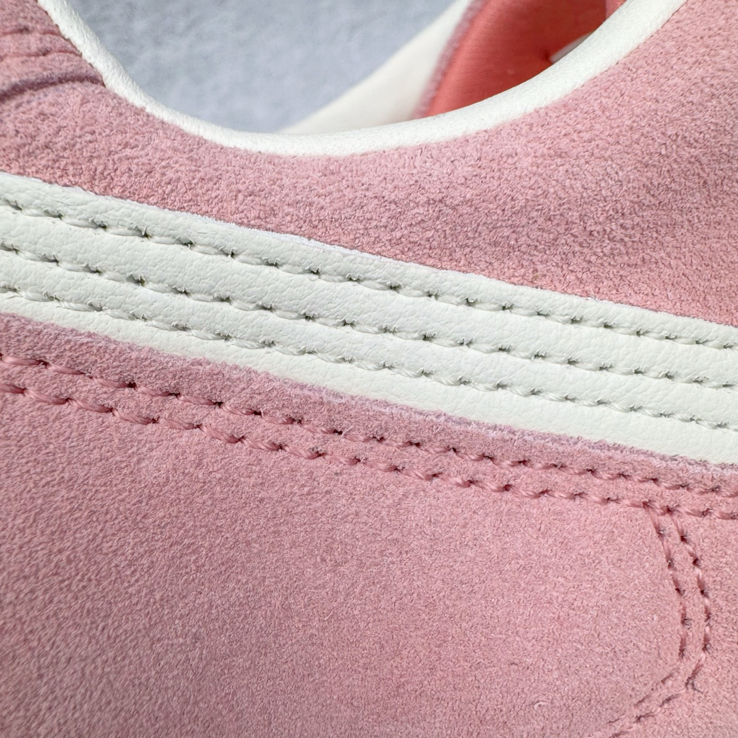 图片[19]-＃CS纯原 PUMA Speedca OG 彪马极速赛车系列低帮德训风拼接复古百搭休闲运动赛车鞋 鞋款从80、90年代赛车手所穿的防火赛车鞋为原型，鞋身线条模仿了赛车的流线廓形，体现了空气动力学原理的结构。简约流畅的外观，恰好又和贯穿其中的Formstrip Logo融合恰到好处，视觉上细节丰富且协调。本次Speedcat OG鞋款归来，最大看点自然式保留了窄版鞋型以及薄底构造。这两年各品牌鞋底越做越厚，Speedcat反其道而行之，上脚几乎无鞋底的效果带来耳目一新的视觉体验。鞋面依旧是以质感细腻的麂皮材质打造，并且大面积近乎全包裹的使用，复古味道也愈发浓烈。配色上更是将最原始的黑色和红色带回，向F1赛车队的标志性队服致敬。相信让各位一眼种草的更多是出挑的大红色，上脚即可瞬间点亮整体造型，在以球鞋为核心的OOTD中脱颖而出。而另一款黑色则是低调的万金油，彰显新潮个性的同时又不喧宾夺主，也是热爱简约系穿搭朋友的首选。 尺码：35.5 36 37 37.5 38 38.5 39 40 40.5 41 42 42.5 43 44 44.5 45-选品中心