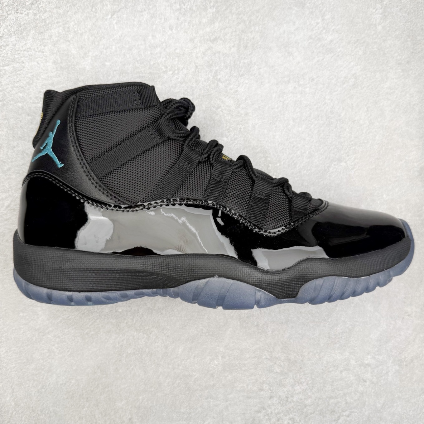 ＃KZ神版 Air Jordan AJ11 Retro High Gamma Blue 高帮系列 复刻伽马蓝 CT8012-047 市场中端王者 耗时半年巨作 全套原纸板楦头开发 确保原汁原味 完美呈现11代版型 此版本只针对中端市场 皮料材质有所更替 其他数据细节工艺流程均保持一致绝不口嗨 细节品控鞋型随意秒杀市面3XX 原楦原档案数据开模打造 原厂中底拉帮钢印 原厂进口漆皮 防冻不开裂 原装鞋撑 水晶大底正确色度色泽 原楦原数据刺绣 原厂车缝走线及对位 毫厘不差 飞人logo采用原数据电脑刺绣 原装正品碳纤维真实碳板 增强抗扭 原内标 原盒标 正确官方原盒 防氧化水晶外底 原厂配套全掌solo气垫 进口港宝加持 后跟自然饱满 全鞋荧光划线卡点 追求极致完美 每一双都是工艺品 多重QC质检 超越公司货的品控标准 实实在在的免检产品 尺码：36 36.5 37.5 38 38.5 39 40 40.5 41 42 42.5 43 44 44.5 45 46 47.5-选品中心