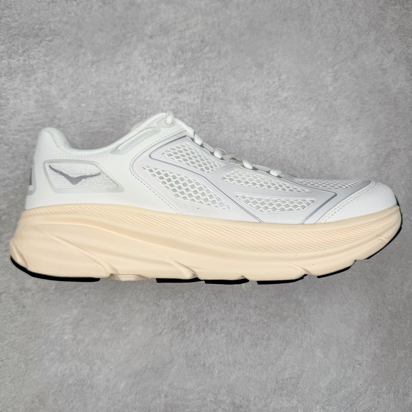 ＃HK纯原 HOKA ONE ONE Clifton 克里夫顿9代专业性能减震公路跑步鞋 美国特供批次 轻盈透气的针织网面和纱线的使用让鞋面更挺拔 增强鞋面的强度和支撑性能 搭配柔软的鞋舌 让双脚在舒适包裹中跑的更加畅快 全新泡棉中底 柔软的同时增强回弹性能 为不同跑者提供更平稳流畅的脚感 带来全面的缓冲保护 根据人体工程学设计的延长拉襟 后跟处弹软的海绵填充舒适固定 避免掉跟和摩擦 相比上一代光滑的内衬 Clifton 9的内衬增强了摩擦力 避免双脚在鞋内滑动 尺码：36 36.5 37.5 38 38.5 39 40 40.5 41 42 42.5 43 44 44.5 45-选品中心