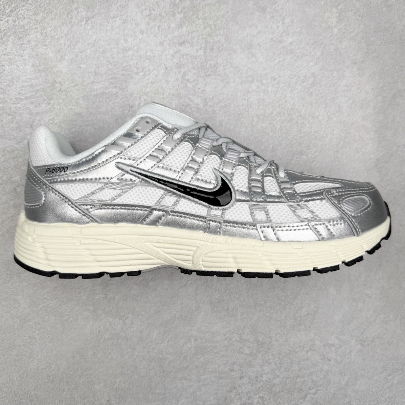 NK P-6000 系列低帮复古老爹风休闲运动舒适慢跑鞋 CD6404-105 融合 Pegasus 过往运动鞋设计 助力 21 世纪早期跑步运动跃升时尚新高度 采用透气网眼布、运动风格线条和耐穿覆面 兼具吸睛外观和舒适感受 中底泡绵以田径赛道为灵感 打造厚实设计 缔造出众缓震性能 尺码：36 36.5 37.5 38 38.5 39 40 40.5 41 42 42.5 43 44 44.5 45-选品中心