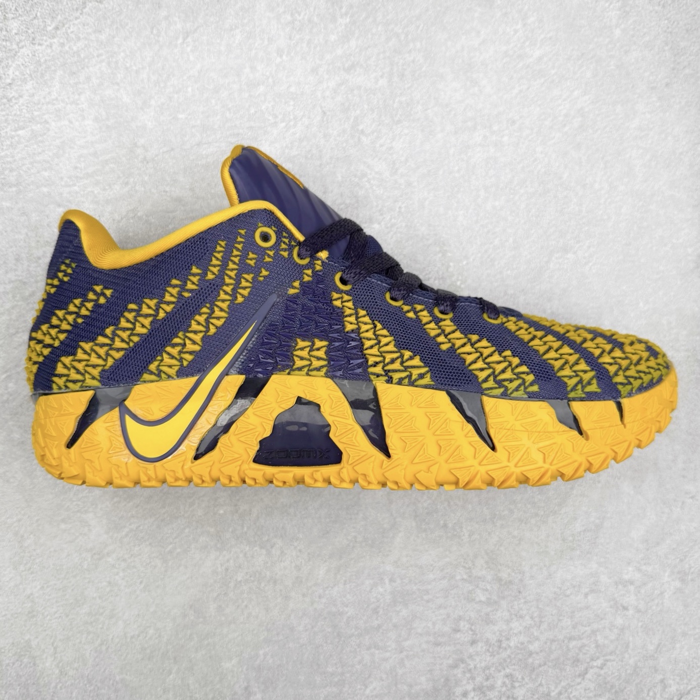 NK JA3 EP 莫兰特三代低帮篮球鞋 以鲜艳明亮的色调脱颖而出。鞋舌上醒目地展示着 “ JA ” 标志，而后跟上的 “ 12 ：AM ” 则以独特的设计呈现。鞋头和鞋舌采用透气运动网布制成，确保舒适耐用。在第一款鞋型的基础上进行了重大升级，采用更为挺拔的鞋口设计，为脚踝带来更佳的包裹与支撑感。侧面独特波纹纹理细节，打破了单调，赋予鞋子灵动与活力的视觉体验。中底部分巧妙借鉴了科比 5 的经典元素，融入斑点细节，增强了整体美学吸引力。实拍调校N版已经零色差零失真 百分百还原实物色彩所见即所得 不存在货不对板色差等低级问题 选购参考实物拍摄 不混卖不参货 只用心做好货严格选品 承诺混一赔十 尺码：40 40.5 41 42 42.5 43 44 44.5 45 46-选品中心