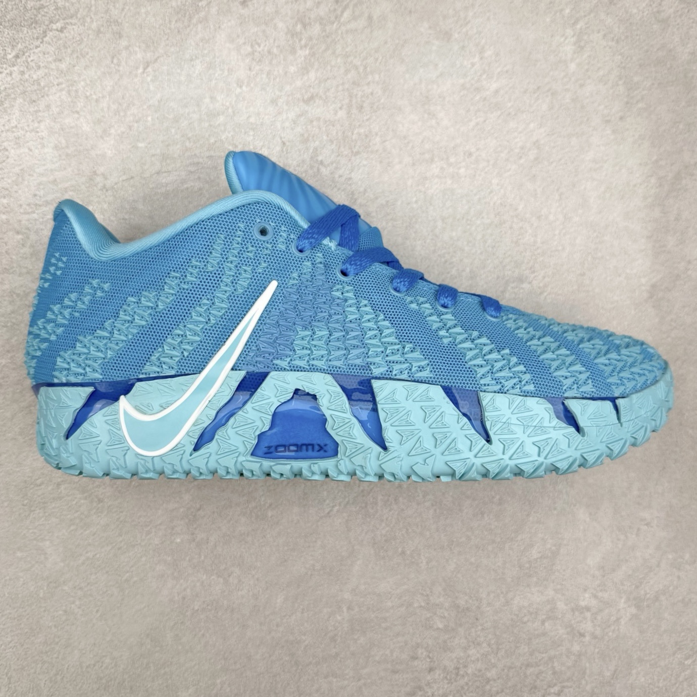 NK JA3 EP 莫兰特三代低帮篮球鞋 以鲜艳明亮的色调脱颖而出。鞋舌上醒目地展示着 “ JA ” 标志，而后跟上的 “ 12 ：AM ” 则以独特的设计呈现。鞋头和鞋舌采用透气运动网布制成，确保舒适耐用。在第一款鞋型的基础上进行了重大升级，采用更为挺拔的鞋口设计，为脚踝带来更佳的包裹与支撑感。侧面独特波纹纹理细节，打破了单调，赋予鞋子灵动与活力的视觉体验。中底部分巧妙借鉴了科比 5 的经典元素，融入斑点细节，增强了整体美学吸引力。实拍调校N版已经零色差零失真 百分百还原实物色彩所见即所得 不存在货不对板色差等低级问题 选购参考实物拍摄 不混卖不参货 只用心做好货严格选品 承诺混一赔十 尺码：40 40.5 41 42 42.5 43 44 44.5 45 46-选品中心