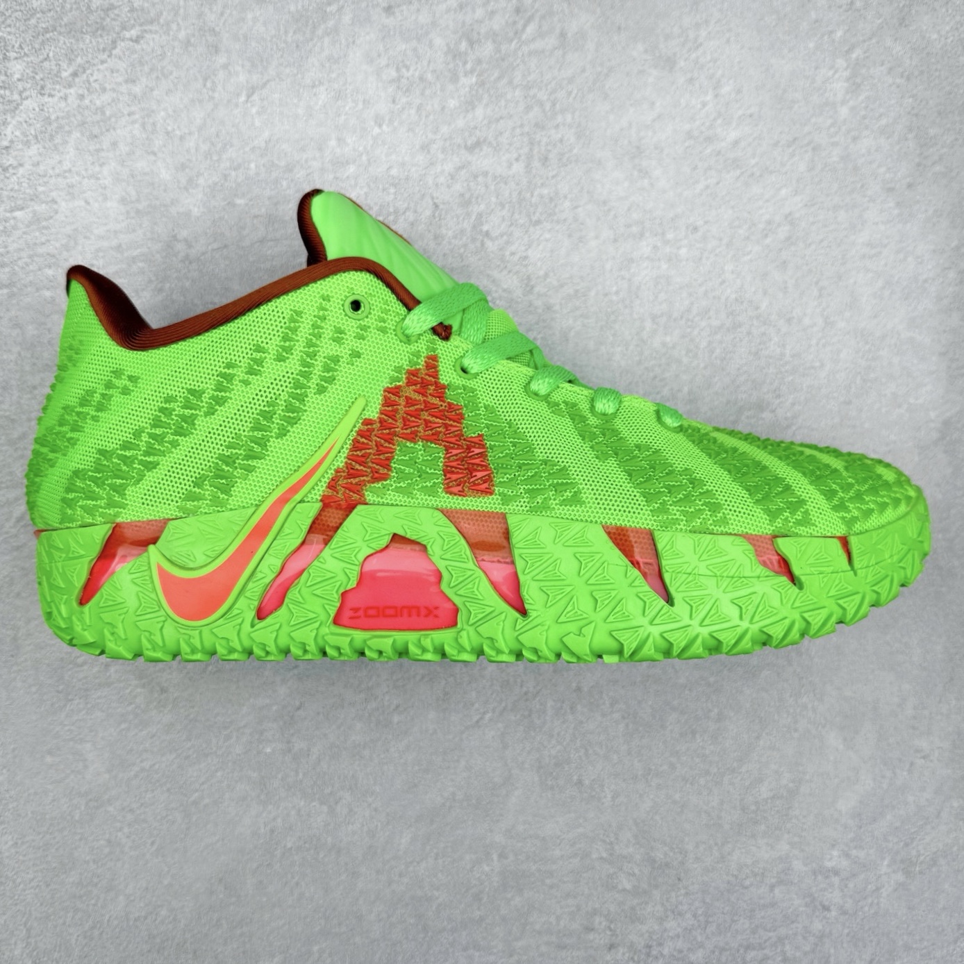 NK JA3 EP 莫兰特三代低帮篮球鞋 以鲜艳明亮的色调脱颖而出。鞋舌上醒目地展示着 “ JA ” 标志，而后跟上的 “ 12 ：AM ” 则以独特的设计呈现。鞋头和鞋舌采用透气运动网布制成，确保舒适耐用。在第一款鞋型的基础上进行了重大升级，采用更为挺拔的鞋口设计，为脚踝带来更佳的包裹与支撑感。侧面独特波纹纹理细节，打破了单调，赋予鞋子灵动与活力的视觉体验。中底部分巧妙借鉴了科比 5 的经典元素，融入斑点细节，增强了整体美学吸引力。实拍调校N版已经零色差零失真 百分百还原实物色彩所见即所得 不存在货不对板色差等低级问题 选购参考实物拍摄 不混卖不参货 只用心做好货严格选品 承诺混一赔十 尺码：40 40.5 41 42 42.5 43 44 44.5 45 46-选品中心