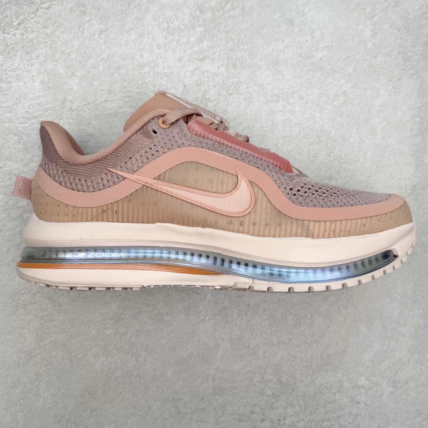 ＃纯原 NK Pegasus Premium 飞马全掌气垫跑步运动鞋 HQ2593-603 气垫的究极进化 NIKE 2025S 新王炸 • 在特有Air科技加持下，耐克带来全新Pegasus Premium。这款跑鞋在传承耐克飞马（Pegasus）系列标志性的缓震功能的同时，将首次搭载耐克的塑型可视化Air Zoom气垫单元。• 塑型Air Zoom气垫单元贴合脚部的自然轮廓，帮助跑者在从后跟到脚趾的过渡中能够有效传递力量，带来一种前所未有的轻盈、顺畅回馈体验。中底采用ZoomX泡绵，后跟则使用ReactX泡绵，为跑者提供稳定流畅的推进感。• 塑型可视化Air Zoom气垫单元和精心配置的泡绵组合，让Pegasus Premium成为耐克飞马系列中颇具能量回馈的鞋款。• 全新Pegasus Premium不仅展示了耐克势头强劲的创新周期，证明了其特有的Air科技的强大实力，更体现了耐克倾听和服务运动员的能力。尺码：36 36.5 37.5 38 38.5 39 40 40.5 41 42 42.5 43 44 44.5 45-选品中心