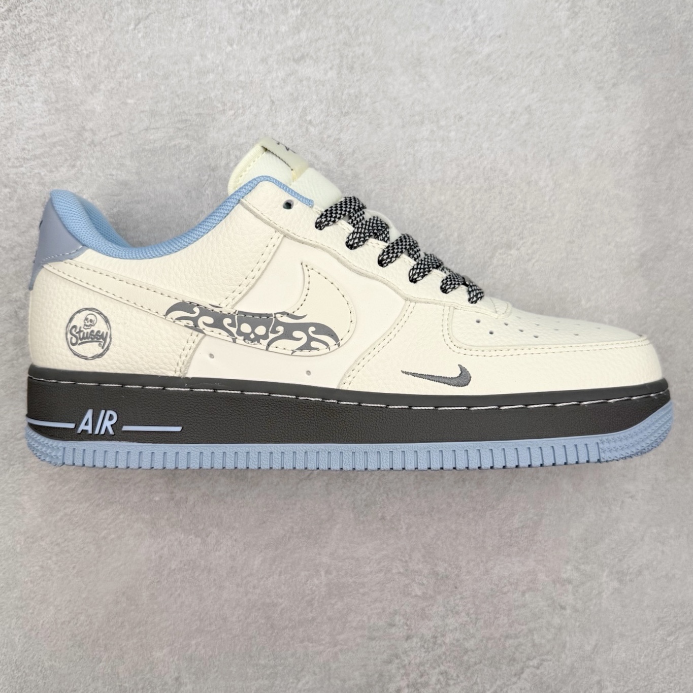 NK Air Force 1´07 Low 空军一号低帮百搭休闲运动板鞋 QW5606-267 柔软、弹性十足的缓震性能和出色的中底设计 横跨复古与现代的外型结合 造就出风靡全球 三十多年的Force 1 直到今天还深受青睐 实拍调校N版已经零色差零失真 百分百还原实物色彩所见即所得 不存在货不对板色差等低级问题 选购参考实物拍摄 不混卖不参货 只用心做好货严格选品 承诺混一赔十 尺码：36 36.5 37.5 38 38.5 39 40 40.5 41 42 42.5 43 44 44.5 45-选品中心