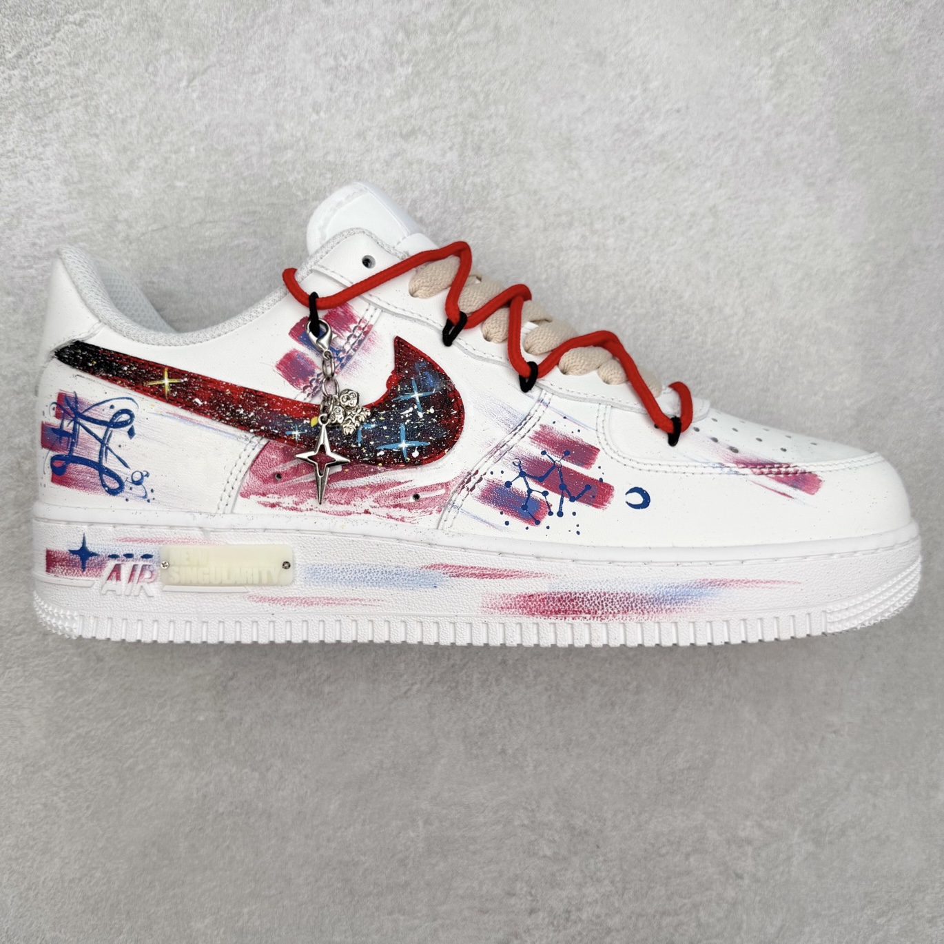 NK Air Force 1´07 Low 空军一号低帮百搭休闲运动板鞋 星座521-621 柔软、弹性十足的缓震性能和出色的中底设计 横跨复古与现代的外型结合 造就出风靡全球 三十多年的Force 1 直到今天还深受青睐 实拍调校N版已经零色差零失真 百分百还原实物色彩所见即所得 不存在货不对板色差等低级问题 选购参考实物拍摄 不混卖不参货 只用心做好货严格选品 承诺混一赔十 尺码：36 36.5 37.5 38 38.5 39 40 40.5 41 42 42.5 43 44 44.5 45-选品中心