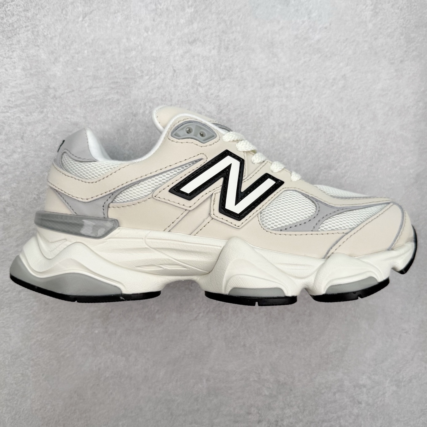 New Balance NB9060 复古运动鞋 新百伦又带来了新鞋型 并且是与芝加哥街头品牌 Joe Freshgoods 的联名款 鞋身主体采用了类似 990 系列的设计风格 与传统复古慢跑鞋区别不大 最大的变化就是鞋底部分 在传统设计的中底外层 增加了多个分区的模块 圆润的线条设计与我们熟悉的 New Balance 风格截然不同 但与同样充满弧形线条的鞋面搭配 看起来毫无违和感 尺码：36-45-选品中心
