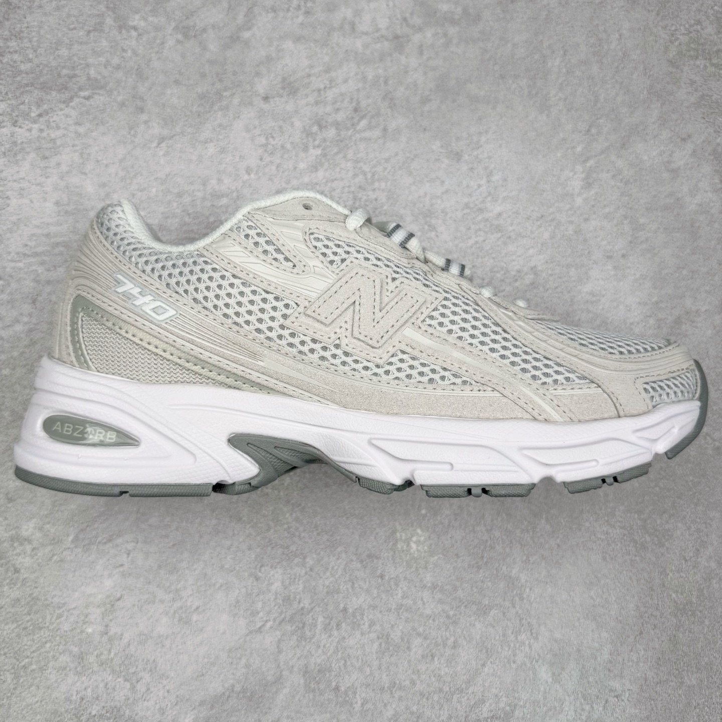 ＃DT纯原 New Balance MR740 NB新百伦系列复古老爹风休闲运动慢跑鞋 采用轻质牛剖革拼接透气网眼衬垫织物鞋面材质 T-Beam大底提供足步弓支撑 保持步态稳定#后跟搭载外露缓震胶 鞋身整体以各种深浅不一的灰色覆盖 鞋头以淡蓝色调装饰，网眼衬垫通过不规律的色块实现做旧的美感 泛黄的鞋底更是进一步增添了复古气息 尺码：36 37 37.5 38 38.5 39.5 40 40.5 41.5 42 42.5 43 44 44.5 45-选品中心