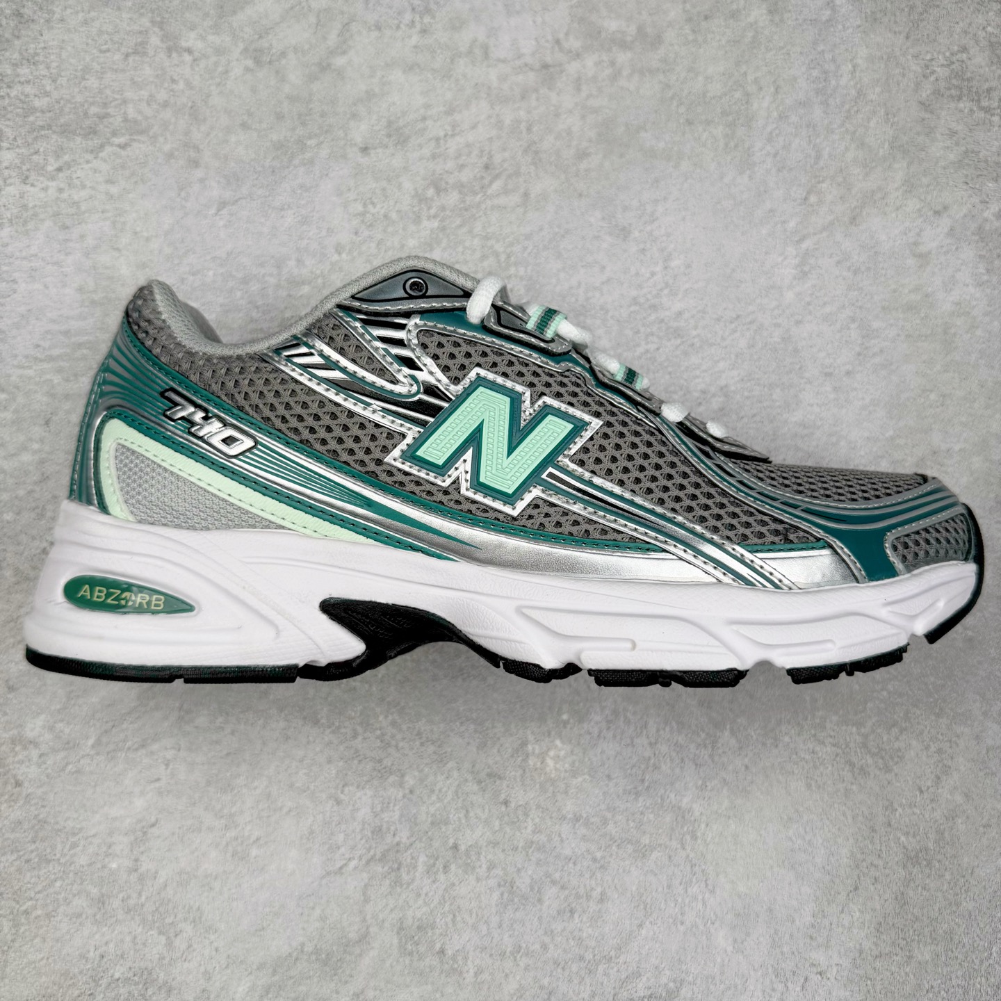 ＃DT纯原 New Balance MR740 NB新百伦系列复古老爹风休闲运动慢跑鞋 采用轻质牛剖革拼接透气网眼衬垫织物鞋面材质 T-Beam大底提供足步弓支撑 保持步态稳定#后跟搭载外露缓震胶 鞋身整体以各种深浅不一的灰色覆盖 鞋头以淡蓝色调装饰，网眼衬垫通过不规律的色块实现做旧的美感 泛黄的鞋底更是进一步增添了复古气息 尺码：36 37 37.5 38 38.5 39.5 40 40.5 41.5 42 42.5 43 44 44.5 45-选品中心