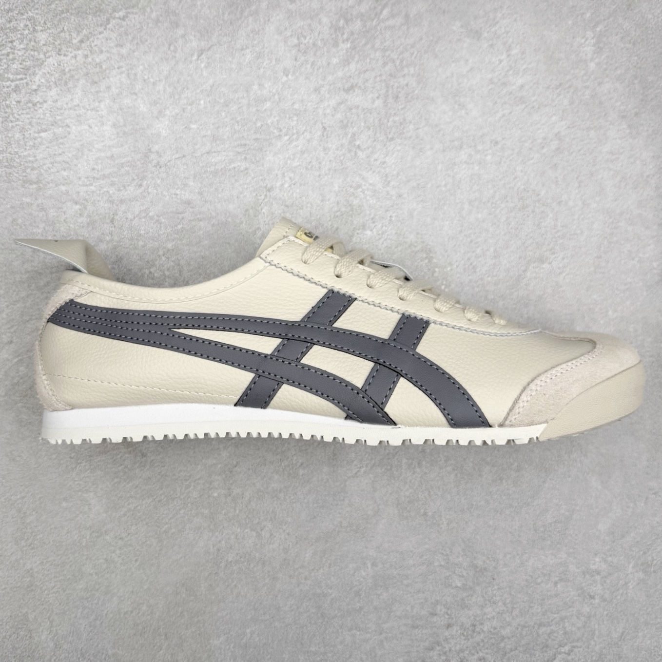 ＃纯原福利 Asics Onitsuka Tiger MEXICO 66 亚瑟士鬼冢虎复古经典板鞋 市场最强版本 原厂牛津布加持 海外订单工厂出品 超成熟稳定的做工品控 原装全套纸板楦头开发 原汁原味 完美呈现版型 私模正确鞋底咬花纹路 一比一鞋头弧度高度鞋身弧度 绝不口嗨 细节品控鞋型随意秒杀市面 原档咬花纹路私模大底 一个单元有六个三角形 总体形拼接呈现花瓣状 官方四联吊牌 原装Ortholite轻量化鞋垫 原盒原配 质保卡 说明书 钢印防尘纸 纸板中底带钢印 乳胶组合鞋垫 支持全方位的对比专柜 产品从款式颜色造型上体现出追求舒适和细节的完美 鞋类更是推崇手工制作的严谨与完美 融舒适性与可穿性的设计风格 注重细节的完美和别致魅力 既保持稳重 又不失轻松的时尚感 尺码：36 37 37.5 38 39 39.5 40 40.5 41.5 42 42.5 43.5 44 45-选品中心