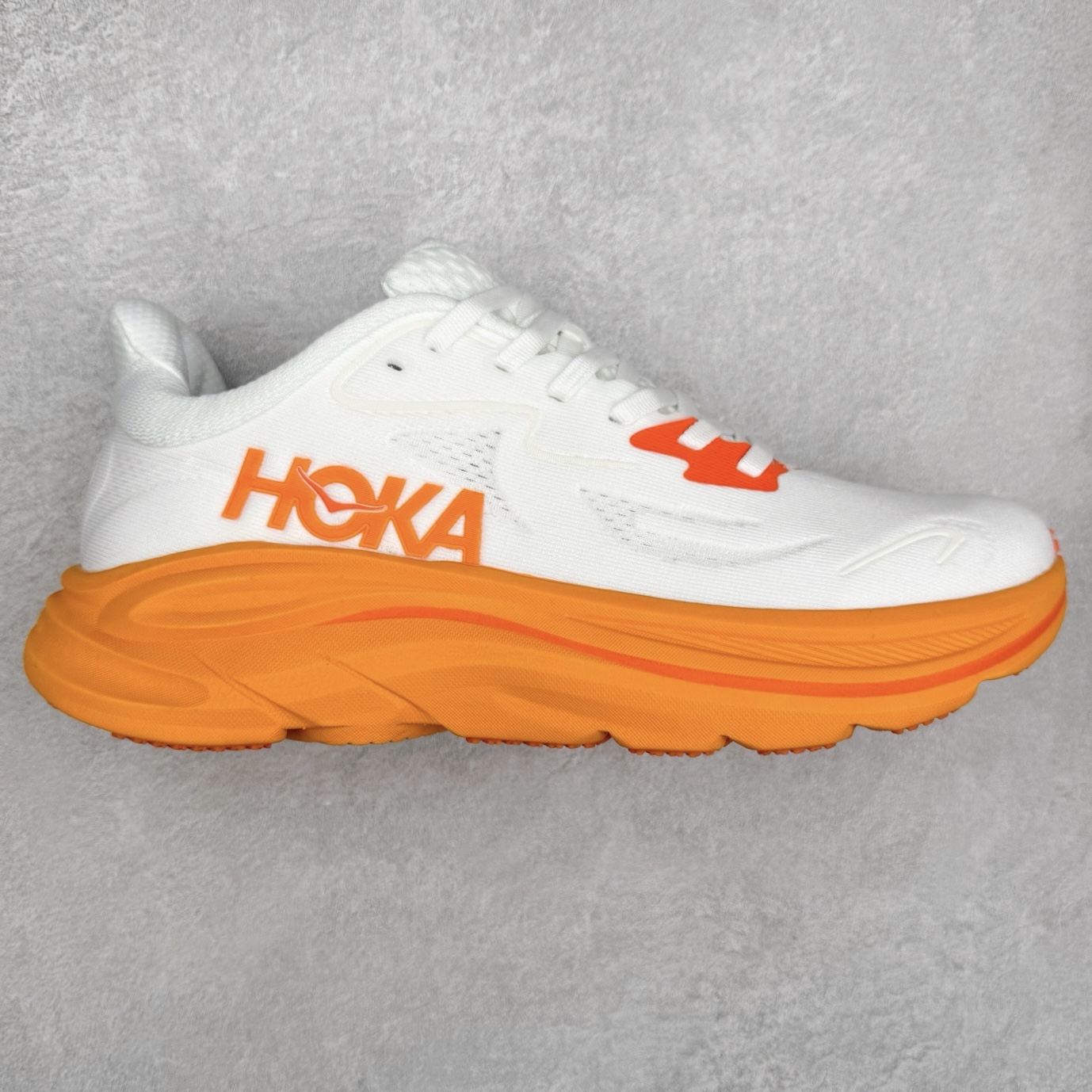 HOKA ONE ONE Clifton 克里夫顿10代专业性能减震公路跑步鞋 轻盈透气的针织网面和纱线的使用让鞋面更挺拔 增强鞋面的强度和支撑性能 搭配柔软的鞋舌 让双脚在舒适包裹中跑的更加畅快 全新泡棉中底 柔软的同时增强回弹性能 为不同跑者提供更平稳流畅的脚感 带来全面的缓冲保护 根据人体工程学设计的延长拉襟 后跟处弹软的海绵填充舒适固定 避免掉跟和摩擦 相比上一代光滑的内衬 Clifton 的内衬增强了摩擦力 避免双脚在鞋内滑动 尺码：36 36.5 37.5 38 38.5 39 40 40.5 41 42 42.5 43 44 44.5 45-选品中心