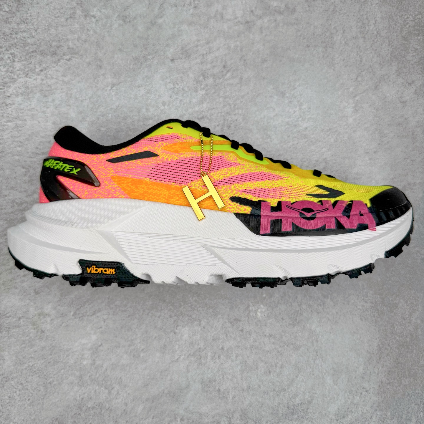 HOKA ONE ONE Mafate X 舒适轻盈低帮休闲越野跑步鞋 HOKA ONE ONE是来自美国的跑步鞋知名品牌，创立于2009年，始终致力于为所有跑者提供更新、更好的跑步装备。相比常规跑鞋，HOKA ONE ONE特别研发使用性能独特的几何形跑鞋中底，此种鞋底更厚、更高、回弹性也更好，除了卓越的缓冲性能，它还能为各种阶段的跑者带来更具动感、更加稳定的跑步体验。HOKAONE ONE从设计之初就清楚意识到，要保证跑者步幅的均匀一致，双脚自然而然的运动至关重要。实拍调校N版已经零色差零失真 百分百还原实物色彩所见即所得 不存在货不对板色差等低级问题 选购参考实物拍摄 不混卖不参货 只用心做好货严格选品 承诺混一赔十 尺码：36 36.5 37.5 38 38.5 39 40 40.5 41 42 42.5 43 44 44.5 45-选品中心