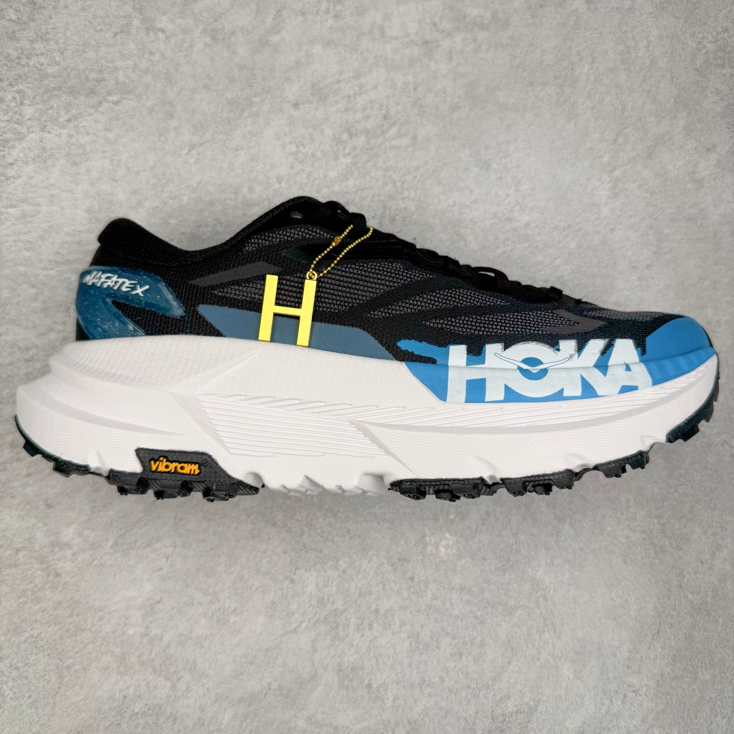 HOKA ONE ONE Mafate X 舒适轻盈低帮休闲越野跑步鞋 HOKA ONE ONE是来自美国的跑步鞋知名品牌，创立于2009年，始终致力于为所有跑者提供更新、更好的跑步装备。相比常规跑鞋，HOKA ONE ONE特别研发使用性能独特的几何形跑鞋中底，此种鞋底更厚、更高、回弹性也更好，除了卓越的缓冲性能，它还能为各种阶段的跑者带来更具动感、更加稳定的跑步体验。HOKAONE ONE从设计之初就清楚意识到，要保证跑者步幅的均匀一致，双脚自然而然的运动至关重要。实拍调校N版已经零色差零失真 百分百还原实物色彩所见即所得 不存在货不对板色差等低级问题 选购参考实物拍摄 不混卖不参货 只用心做好货严格选品 承诺混一赔十 尺码：36 36.5 37.5 38 38.5 39 40 40.5 41 42 42.5 43 44 44.5 45-选品中心