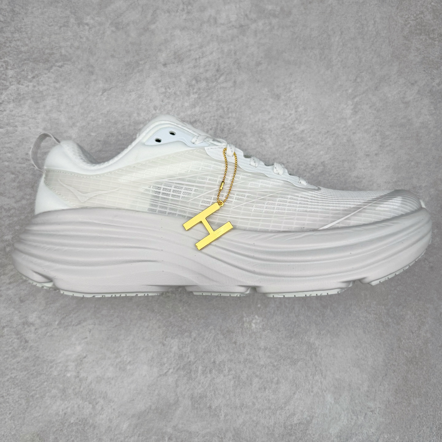 #纯原 HOKA ONE ONE Bondi 8 邦代八代缓震网面耐磨低帮跑步鞋 原始的 Bondi 缓震和线条在这里 提供该特许经营权众所周知的柔软、平衡的乘坐体验 Bondi 使用加长的摇杆微调几何形状 以获得更大的加速度 同时由于采用碳纤维板 还可以提供更平稳的脚趾离地 尺码:36 36.5 37.5 38 38.5 39 40 40.5 41 42 42.5 43 44 44.5 45-选品中心