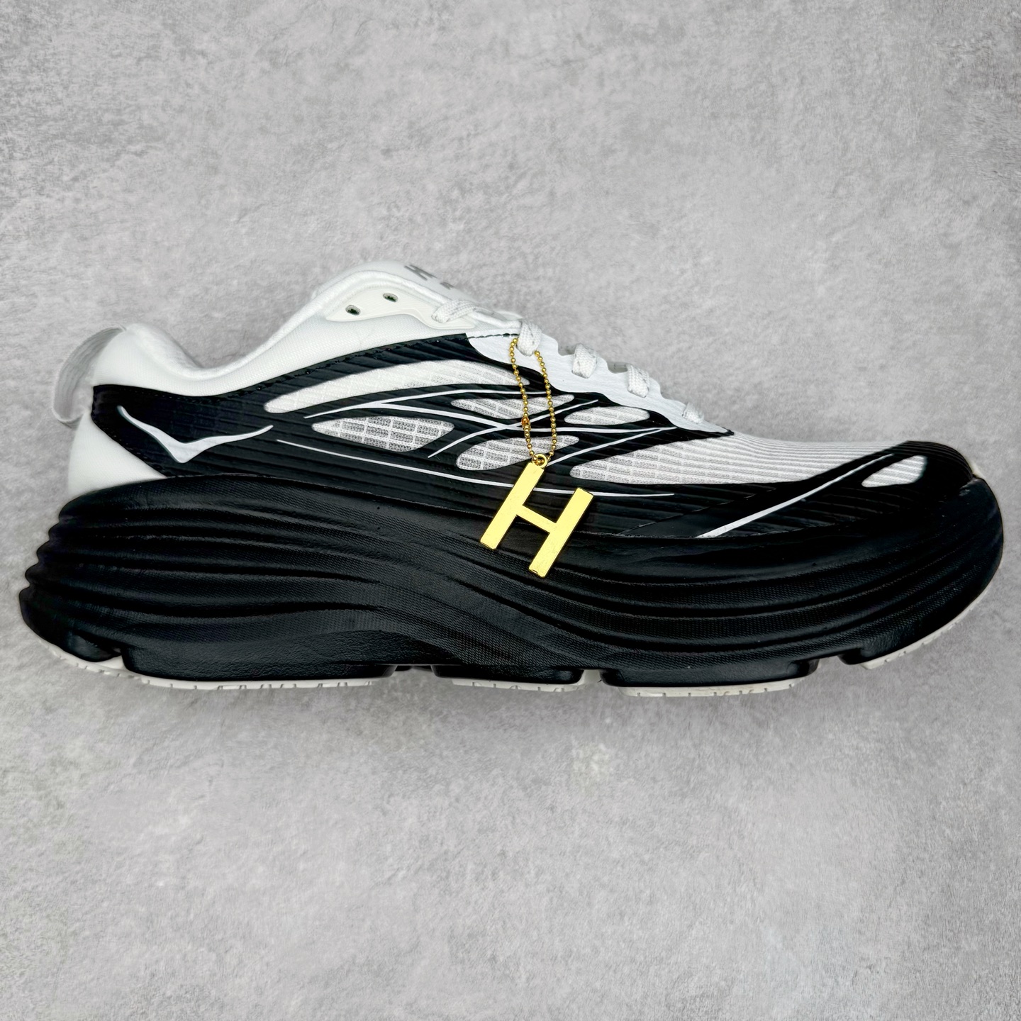 #纯原 HOKA ONE ONE Bondi 8 邦代八代缓震网面耐磨低帮跑步鞋 原始的 Bondi 缓震和线条在这里 提供该特许经营权众所周知的柔软、平衡的乘坐体验 Bondi 使用加长的摇杆微调几何形状 以获得更大的加速度 同时由于采用碳纤维板 还可以提供更平稳的脚趾离地 尺码:36 36.5 37.5 38 38.5 39 40 40.5 41 42 42.5 43 44 44.5 45-选品中心