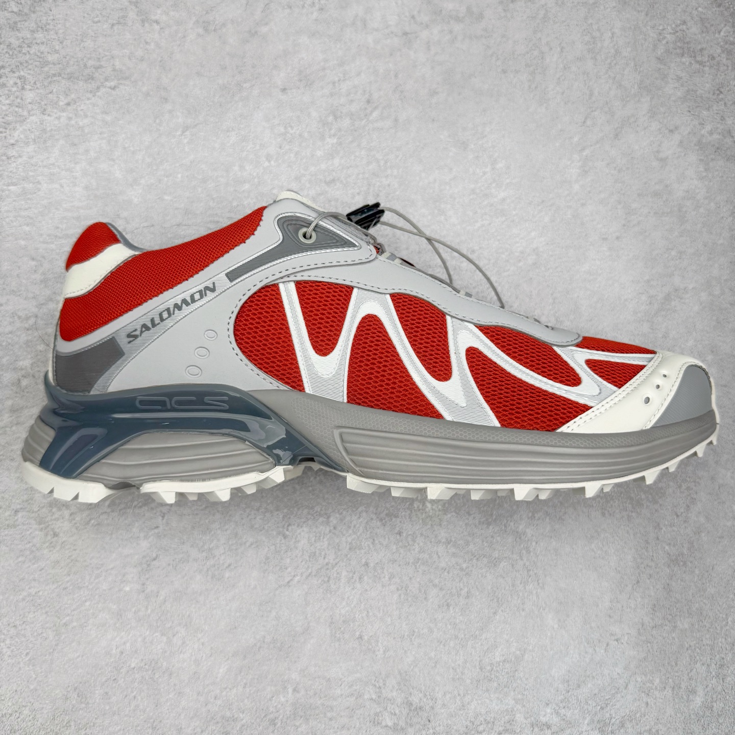 ＃HP SALOMON XT-WHISPER 萨洛蒙圆头防滑耐磨低帮休闲越野训练城市通勤跑步鞋 男女同款 浅棕色 纯原外贸平台特供订单 耗时半年巨作 全套原纸板楦头开发 原厂特供网布配套加持 确保原汁原味 完美呈现版型 原档数据独家私模五层组合大底 男女鞋同步官方开发至46.5 原装Ortholite轻量化鞋垫 中底布带钢印编号 原厂TPU锁扣 进口港宝加持 后跟自然饱满 还原公司包裹性 鞋面以“锯齿”状的包裹系统呈现 在基色底之下加入了各种色点缀 将公司的最新技术和时尚前卫的造型融入耐用的长跑款式中 鞋面由 TPU 薄膜制成 并焊接在高耐磨网眼上 使其既时尚又坚固 由 ACS底盘支撑 可增强稳定性和支撑力 以及由橡胶凸耳 Contragrip外底覆盖的 EVA 缓冲中底 旨在应对崎岖的地形 鞋舌上的彩色Salomon 标签、Quicklace 系统以及鞋头、鞋舌和鞋跟上的附加品牌使细节更加完美 让穿着者可以轻松驾驭户外与通勤下的任何运动生活场景 无缝鞋身户外随意纵横 颜值与脚感兼备 出街通勤 绝对非常吸睛 你值得拥有 尺码：36 36.5 37.5 38 38.5 39 40 40.5 41 42 42.5 43 44 44.5 45 46 46.5 注意：偏小1码-选品中心