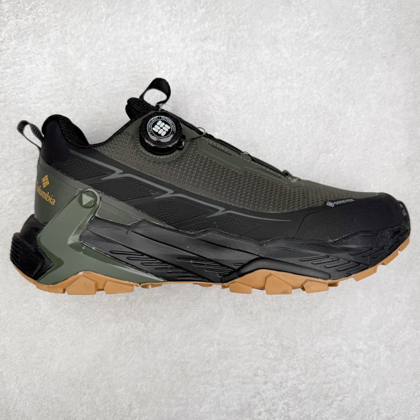 Columbia哥伦比亚男士徒步越野机能跑鞋 鞋面主体部分采用网状薄翼材质中底是大坡王最具特色的山形结构 鞋带采用 旋钮快速穿脱系统 全系列延续 山棱线工业设计设计，鞋面采用OUTDRY™立体轻盈科技鞋面，保持优越性能，透气干爽，从容应对野外多变状况；鞋底使用鞋底采用Vibram Megagrip 大底，抓地耐磨，三角多向奇钉设计易于鞋底异物排出，助你轻松掌控各种野外地形；而FluidFrame™中底稳定系统搭载TECHLITE+™升级轻盈缓震技术，轻软回弹，轻松跨越障碍。 尺码：40-45-选品中心