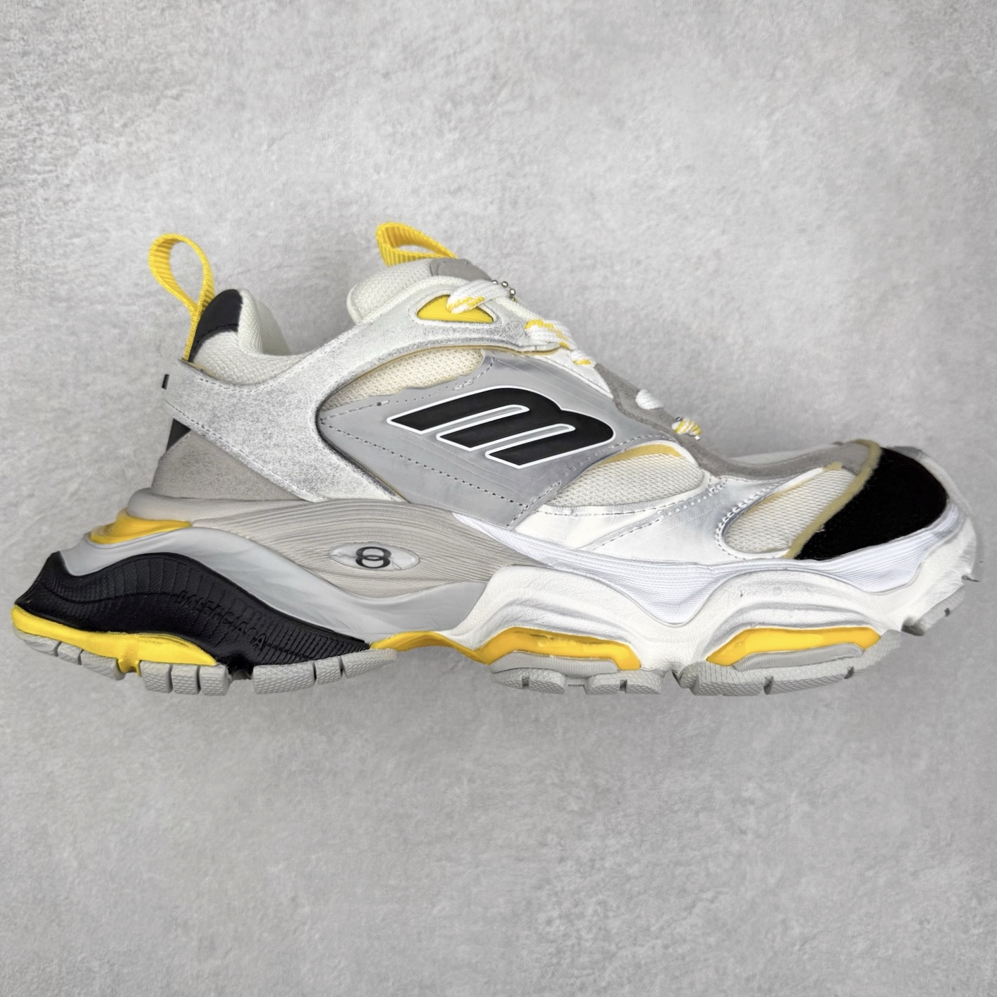 ＃福利特价 Balenciaga CARGO Sneaker 巴黎世家十一代圆头系带舒适百搭低帮生活休闲鞋老爹鞋 这款超细纤维和网布工装运动鞋 来自 Balenciaga 2024年夏季系列 其前卫的设计、夸张的体积和反光细节赋予其特别的轮廓 在 2024 夏季系列的秀场上 我们看到了睽违已久的新款运动鞋 Cargo Sneaker 看鞋名便可猜想 延续 3XL 经典设计 这似乎是一双天生为阔腿 Cargo 而生的鞋款 并且它比起 3XL 本就极度夸张的造型更加夸张 拥有更大的鞋底面积以及更为上翘的鞋头 堪称「5XL」外观设计上除了「比大更大」做旧的厚网布鞋面 还有一种经典 Track 鞋款融合 New Balance 9060 中底之即视感 标志性 Sporty B Logo 置于鞋面中间 再加上明显提高的中底厚度 你也不用害怕与3XL难以分辨 尺码：35/46-选品中心