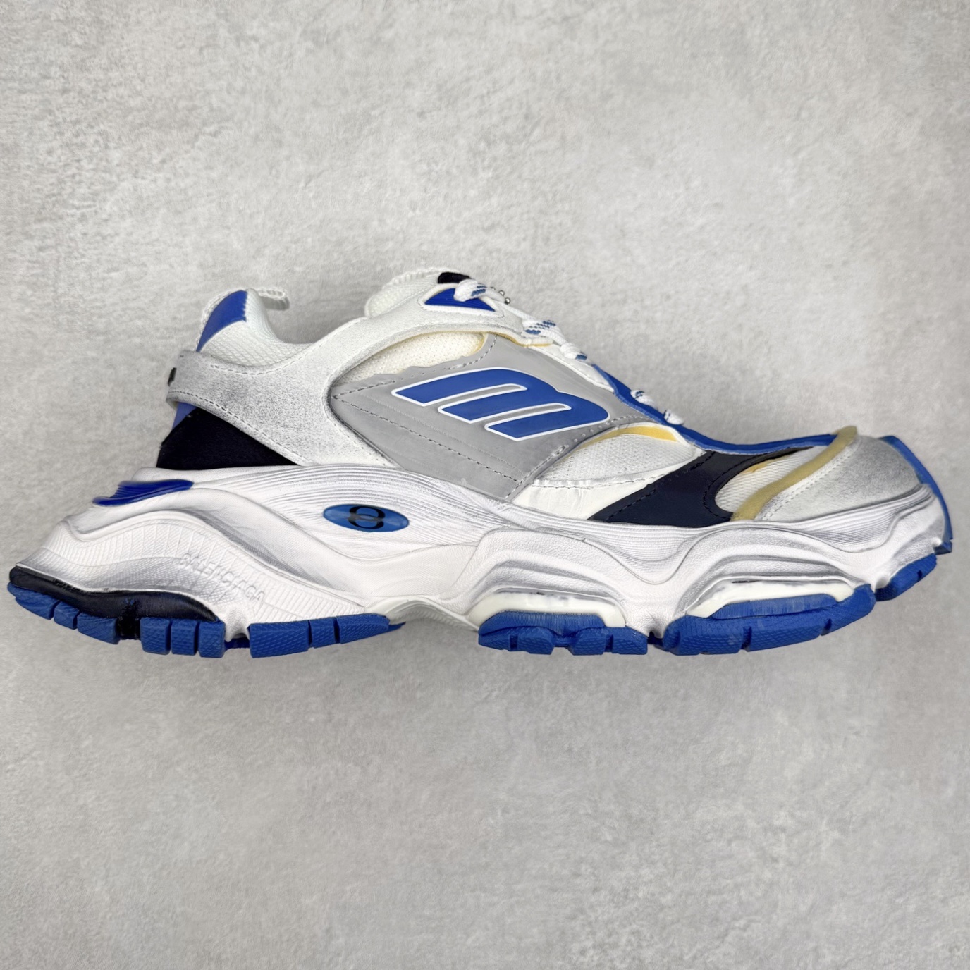 ＃福利特价 Balenciaga CARGO Sneaker 巴黎世家十一代圆头系带舒适百搭低帮生活休闲鞋老爹鞋 这款超细纤维和网布工装运动鞋 来自 Balenciaga 2024年夏季系列 其前卫的设计、夸张的体积和反光细节赋予其特别的轮廓 在 2024 夏季系列的秀场上 我们看到了睽违已久的新款运动鞋 Cargo Sneaker 看鞋名便可猜想 延续 3XL 经典设计 这似乎是一双天生为阔腿 Cargo 而生的鞋款 并且它比起 3XL 本就极度夸张的造型更加夸张 拥有更大的鞋底面积以及更为上翘的鞋头 堪称「5XL」外观设计上除了「比大更大」做旧的厚网布鞋面 还有一种经典 Track 鞋款融合 New Balance 9060 中底之即视感 标志性 Sporty B Logo 置于鞋面中间 再加上明显提高的中底厚度 你也不用害怕与3XL难以分辨 尺码：35/46-选品中心