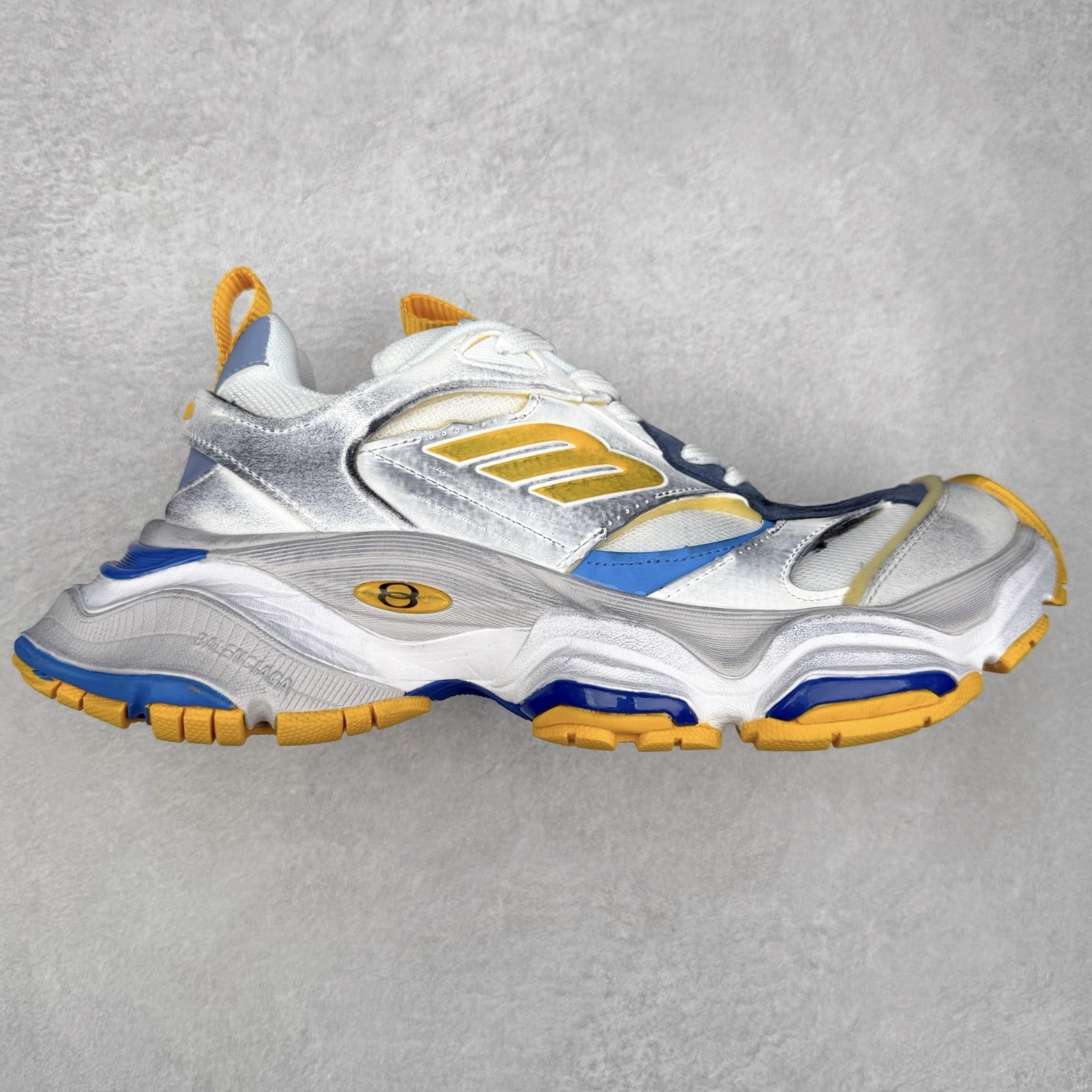 ＃福利特价 Balenciaga CARGO Sneaker 巴黎世家十一代圆头系带舒适百搭低帮生活休闲鞋老爹鞋 这款超细纤维和网布工装运动鞋 来自 Balenciaga 2024年夏季系列 其前卫的设计、夸张的体积和反光细节赋予其特别的轮廓 在 2024 夏季系列的秀场上 我们看到了睽违已久的新款运动鞋 Cargo Sneaker 看鞋名便可猜想 延续 3XL 经典设计 这似乎是一双天生为阔腿 Cargo 而生的鞋款 并且它比起 3XL 本就极度夸张的造型更加夸张 拥有更大的鞋底面积以及更为上翘的鞋头 堪称「5XL」外观设计上除了「比大更大」做旧的厚网布鞋面 还有一种经典 Track 鞋款融合 New Balance 9060 中底之即视感 标志性 Sporty B Logo 置于鞋面中间 再加上明显提高的中底厚度 你也不用害怕与3XL难以分辨 尺码：35/46-选品中心