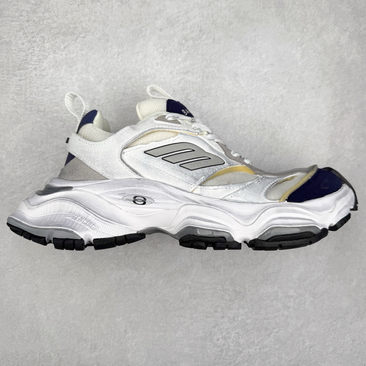 ＃福利特价 Balenciaga CARGO Sneaker 巴黎世家十一代圆头系带舒适百搭低帮生活休闲鞋老爹鞋 这款超细纤维和网布工装运动鞋 来自 Balenciaga 2024年夏季系列 其前卫的设计、夸张的体积和反光细节赋予其特别的轮廓 在 2024 夏季系列的秀场上 我们看到了睽违已久的新款运动鞋 Cargo Sneaker 看鞋名便可猜想 延续 3XL 经典设计 这似乎是一双天生为阔腿 Cargo 而生的鞋款 并且它比起 3XL 本就极度夸张的造型更加夸张 拥有更大的鞋底面积以及更为上翘的鞋头 堪称「5XL」外观设计上除了「比大更大」做旧的厚网布鞋面 还有一种经典 Track 鞋款融合 New Balance 9060 中底之即视感 标志性 Sporty B Logo 置于鞋面中间 再加上明显提高的中底厚度 你也不用害怕与3XL难以分辨 尺码：35/46-选品中心