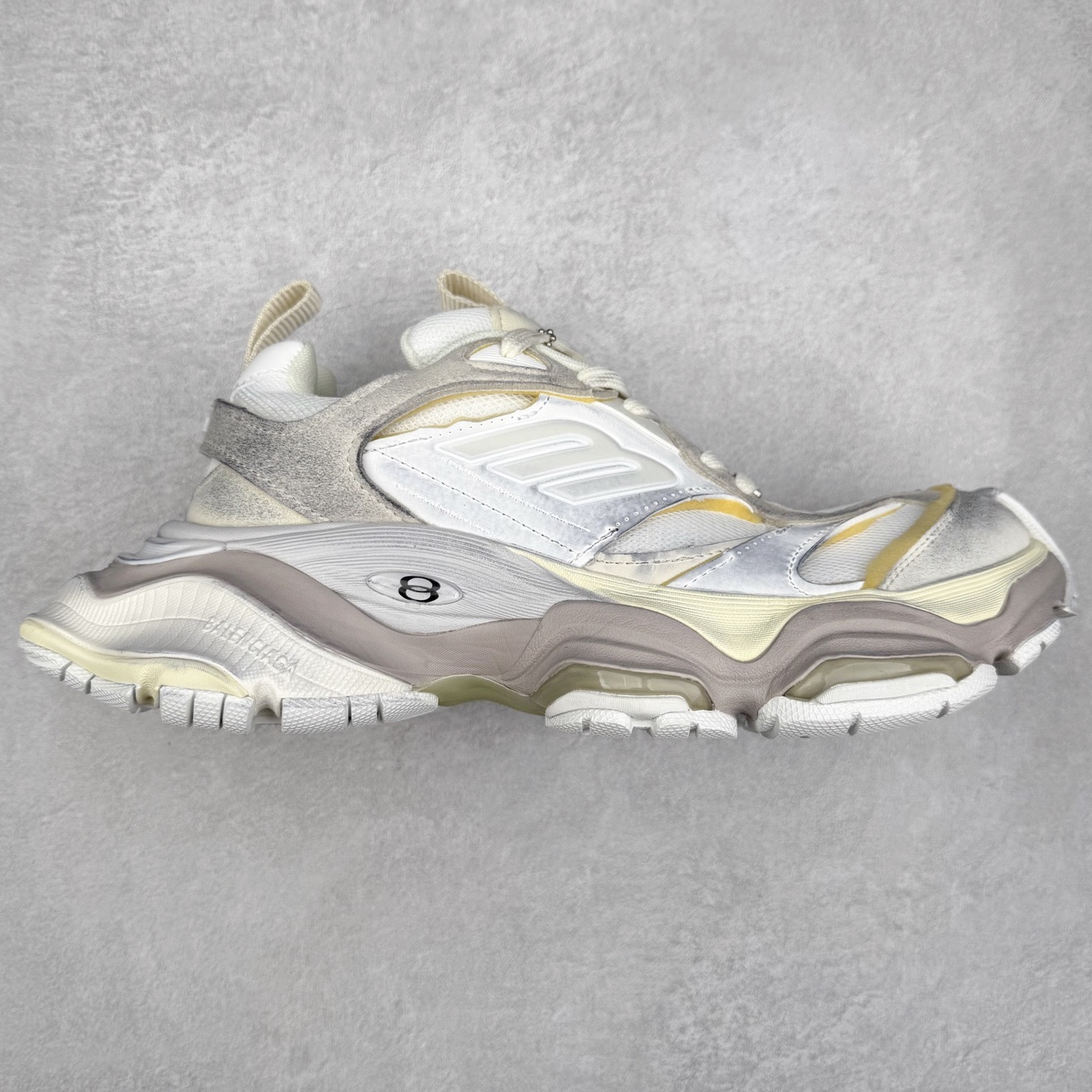 ＃福利特价 Balenciaga CARGO Sneaker 巴黎世家十一代圆头系带舒适百搭低帮生活休闲鞋老爹鞋 这款超细纤维和网布工装运动鞋 来自 Balenciaga 2024年夏季系列 其前卫的设计、夸张的体积和反光细节赋予其特别的轮廓 在 2024 夏季系列的秀场上 我们看到了睽违已久的新款运动鞋 Cargo Sneaker 看鞋名便可猜想 延续 3XL 经典设计 这似乎是一双天生为阔腿 Cargo 而生的鞋款 并且它比起 3XL 本就极度夸张的造型更加夸张 拥有更大的鞋底面积以及更为上翘的鞋头 堪称「5XL」外观设计上除了「比大更大」做旧的厚网布鞋面 还有一种经典 Track 鞋款融合 New Balance 9060 中底之即视感 标志性 Sporty B Logo 置于鞋面中间 再加上明显提高的中底厚度 你也不用害怕与3XL难以分辨 尺码：35/46-选品中心