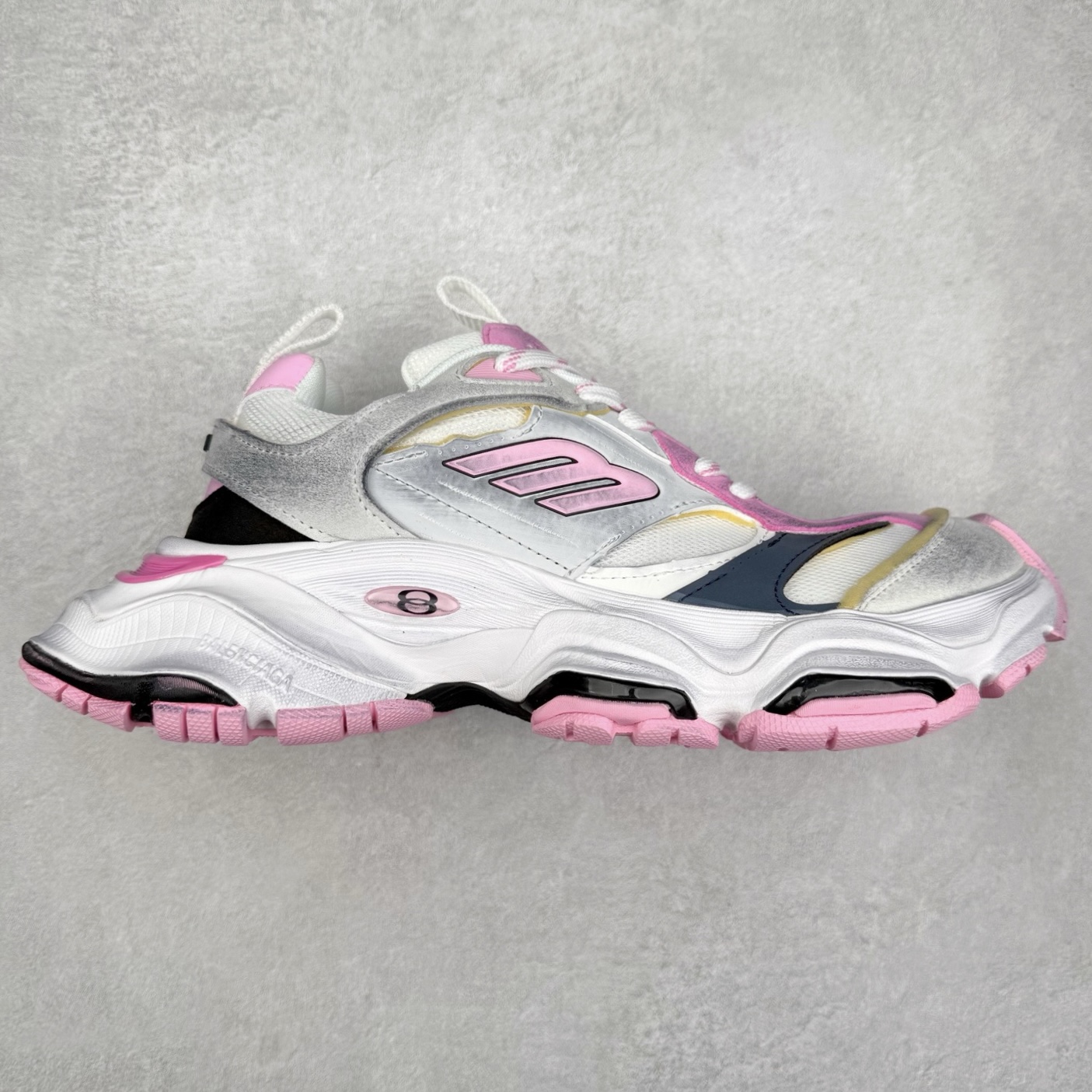 ＃福利特价 Balenciaga CARGO Sneaker 巴黎世家十一代圆头系带舒适百搭低帮生活休闲鞋老爹鞋 这款超细纤维和网布工装运动鞋 来自 Balenciaga 2024年夏季系列 其前卫的设计、夸张的体积和反光细节赋予其特别的轮廓 在 2024 夏季系列的秀场上 我们看到了睽违已久的新款运动鞋 Cargo Sneaker 看鞋名便可猜想 延续 3XL 经典设计 这似乎是一双天生为阔腿 Cargo 而生的鞋款 并且它比起 3XL 本就极度夸张的造型更加夸张 拥有更大的鞋底面积以及更为上翘的鞋头 堪称「5XL」外观设计上除了「比大更大」做旧的厚网布鞋面 还有一种经典 Track 鞋款融合 New Balance 9060 中底之即视感 标志性 Sporty B Logo 置于鞋面中间 再加上明显提高的中底厚度 你也不用害怕与3XL难以分辨 尺码：35/46-选品中心