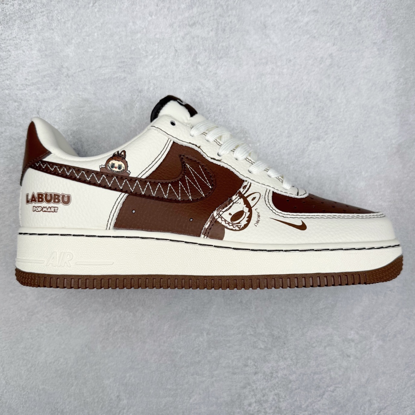 NK Air Force 1´07 Low 空军一号低帮百搭休闲运动板鞋 XL1979-105 柔软、弹性十足的缓震性能和出色的中底设计 横跨复古与现代的外型结合 造就出风靡全球 三十多年的Force 1 直到今天还深受青睐 实拍调校N版已经零色差零失真 百分百还原实物色彩所见即所得 不存在货不对板色差等低级问题 选购参考实物拍摄 不混卖不参货 只用心做好货严格选品 承诺混一赔十 尺码：36 36.5 37.5 38 38.5 39 40 40.5 41 42 42.5 43 44 44.5 45-选品中心