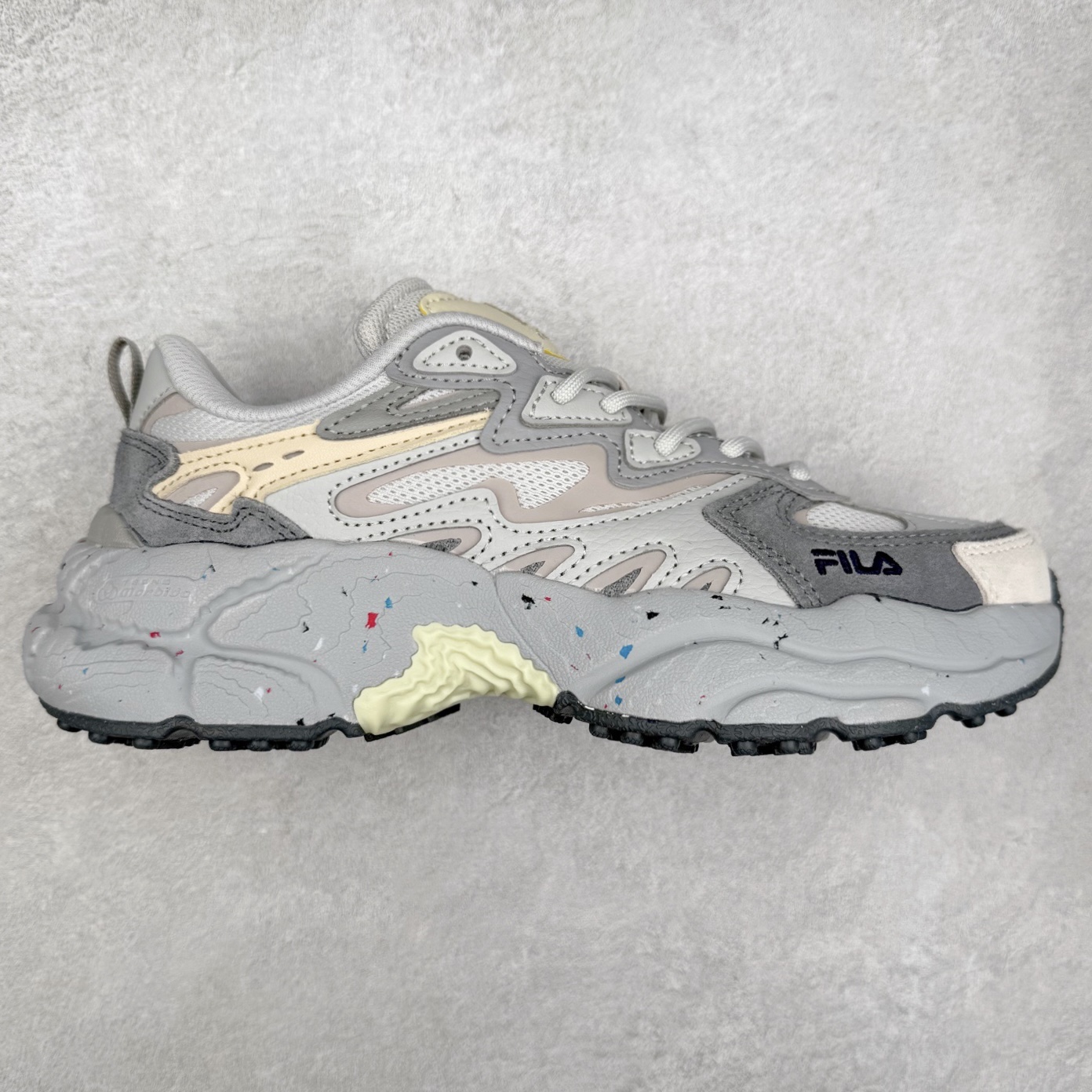 ＃DT FILA Fern SO 斐乐摩登系列蕨草鞋运动潮流个性舒适柔软设计感 减震耐磨低帮生活休闲鞋 FUSION 系列传承了 FILA 的百年基因，融入年轻运动及潮流文化，成为引领变革、创新突破的一代。以“1+N” 的跨界合作模式重现经典的同时创造经典。带来最出其不意的跨界合作惊喜。同时，FILAFUSION把FILA 的 DNA 融入到定制体验里，你可以随心制造厲于你的产品。FILA FUSION 的鞋家族涵盖了老爹鞋、跑步鞋、网球鞋、季节款。风格复古新潮，满足了时尚人士出行及各类运动的搭配需求，成为当下年轻人筷拥的鞋类品牌之一。FILA FUSION 走进年轻人的世界，通过年轻人运动，街舞，滑板，篮球，展现 FILA FUSION 的潮流态度和年轻文化。FILA FUSION 认为末来属于引领变革、创新突破的年轻一代，让我们一起构成 FILA 未来的蓝图吧！尺码：35.5 36 36.5 37.5 38 38.5 39 40 40.5 41 42 42.5 43 44 44.5 45-选品中心