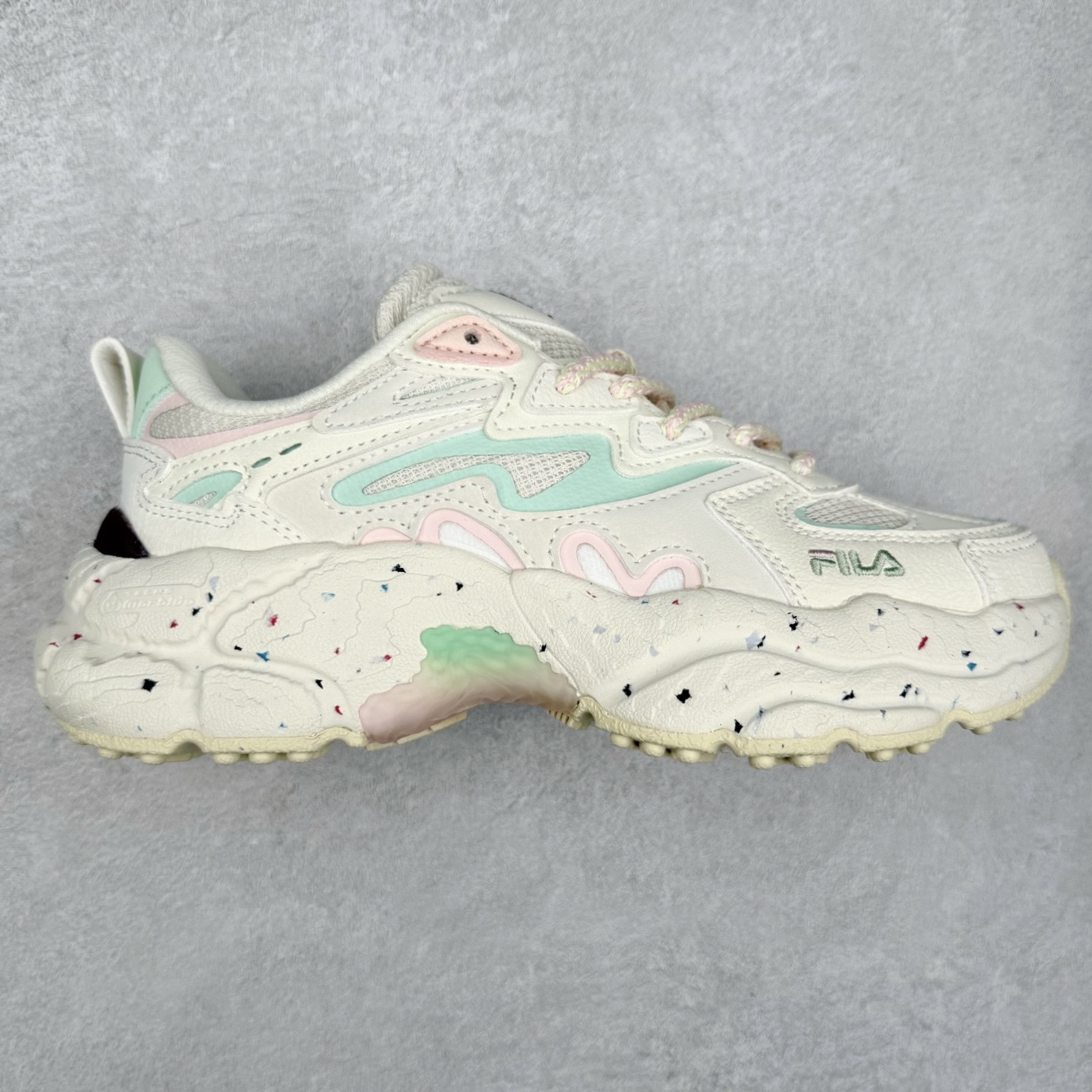 ＃DT FILA Fern SO 斐乐摩登系列蕨草鞋运动潮流个性舒适柔软设计感 减震耐磨低帮生活休闲鞋 FUSION 系列传承了 FILA 的百年基因，融入年轻运动及潮流文化，成为引领变革、创新突破的一代。以“1+N” 的跨界合作模式重现经典的同时创造经典。带来最出其不意的跨界合作惊喜。同时，FILAFUSION把FILA 的 DNA 融入到定制体验里，你可以随心制造厲于你的产品。FILA FUSION 的鞋家族涵盖了老爹鞋、跑步鞋、网球鞋、季节款。风格复古新潮，满足了时尚人士出行及各类运动的搭配需求，成为当下年轻人筷拥的鞋类品牌之一。FILA FUSION 走进年轻人的世界，通过年轻人运动，街舞，滑板，篮球，展现 FILA FUSION 的潮流态度和年轻文化。FILA FUSION 认为末来属于引领变革、创新突破的年轻一代，让我们一起构成 FILA 未来的蓝图吧！尺码：35.5 36 36.5 37.5 38 38.5 39 40 40.5 41 42 42.5 43 44 44.5 45-选品中心