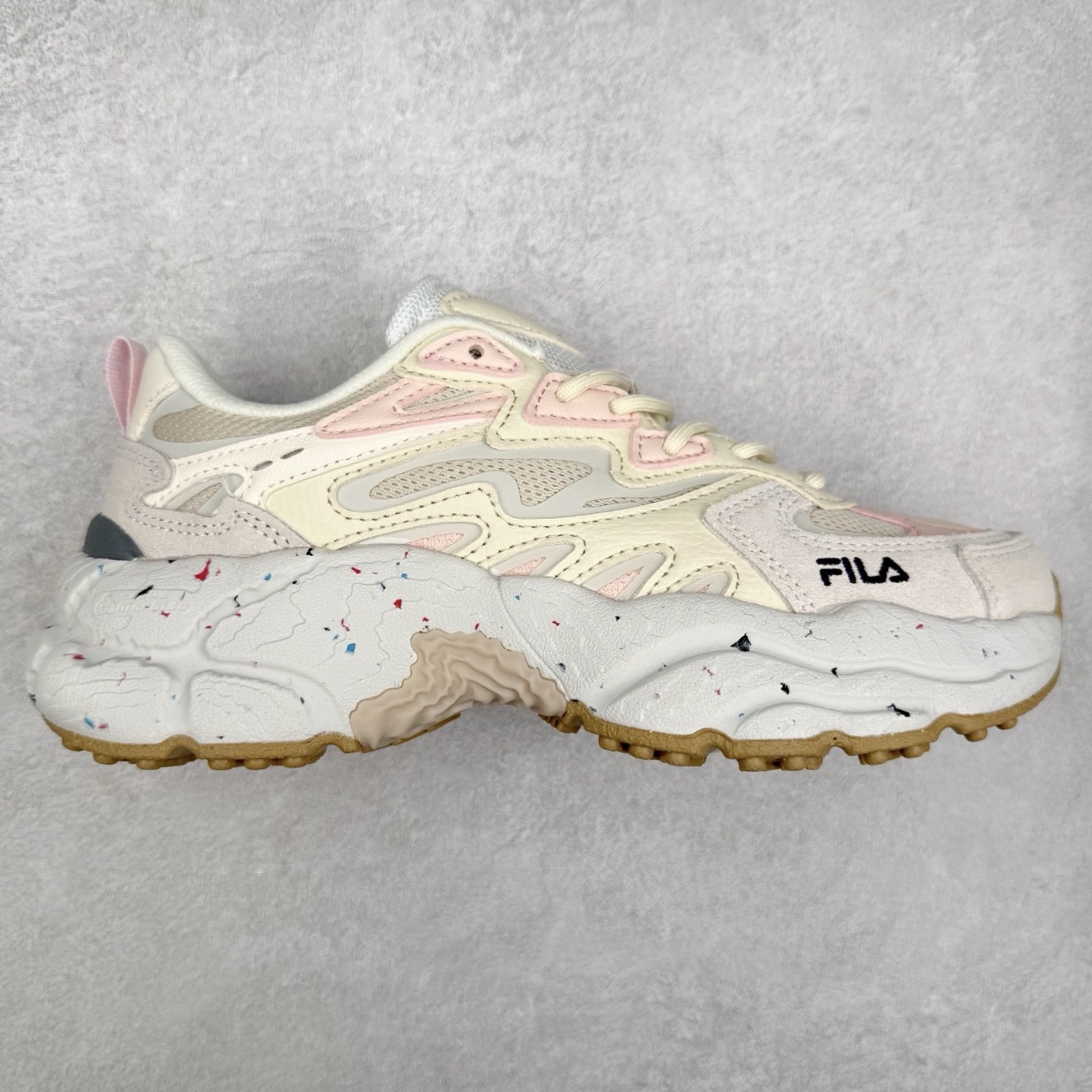 图片[5]-＃DT FILA Fern SO 斐乐摩登系列蕨草鞋运动潮流个性舒适柔软设计感 减震耐磨低帮生活休闲鞋 FUSION 系列传承了 FILA 的百年基因，融入年轻运动及潮流文化，成为引领变革、创新突破的一代。以“1+N” 的跨界合作模式重现经典的同时创造经典。带来最出其不意的跨界合作惊喜。同时，FILAFUSION把FILA 的 DNA 融入到定制体验里，你可以随心制造厲于你的产品。FILA FUSION 的鞋家族涵盖了老爹鞋、跑步鞋、网球鞋、季节款。风格复古新潮，满足了时尚人士出行及各类运动的搭配需求，成为当下年轻人筷拥的鞋类品牌之一。FILA FUSION 走进年轻人的世界，通过年轻人运动，街舞，滑板，篮球，展现 FILA FUSION 的潮流态度和年轻文化。FILA FUSION 认为末来属于引领变革、创新突破的年轻一代，让我们一起构成 FILA 未来的蓝图吧！尺码：35.5 36 36.5 37.5 38 38.5 39 40 40.5 41 42 42.5 43 44 44.5 45-选品中心