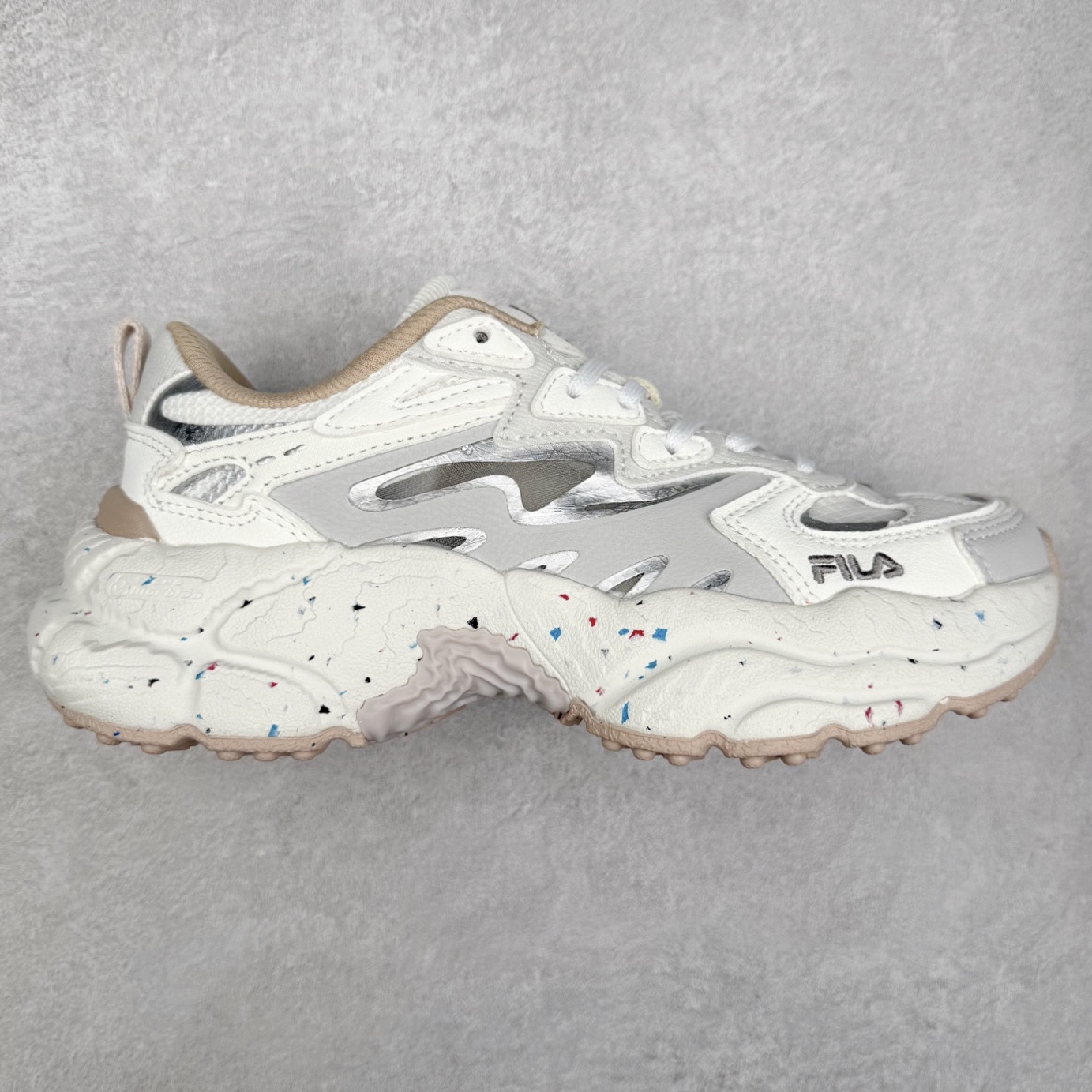 ＃DT FILA Fern SO 斐乐摩登系列蕨草鞋运动潮流个性舒适柔软设计感 减震耐磨低帮生活休闲鞋 FUSION 系列传承了 FILA 的百年基因，融入年轻运动及潮流文化，成为引领变革、创新突破的一代。以“1+N” 的跨界合作模式重现经典的同时创造经典。带来最出其不意的跨界合作惊喜。同时，FILAFUSION把FILA 的 DNA 融入到定制体验里，你可以随心制造厲于你的产品。FILA FUSION 的鞋家族涵盖了老爹鞋、跑步鞋、网球鞋、季节款。风格复古新潮，满足了时尚人士出行及各类运动的搭配需求，成为当下年轻人筷拥的鞋类品牌之一。FILA FUSION 走进年轻人的世界，通过年轻人运动，街舞，滑板，篮球，展现 FILA FUSION 的潮流态度和年轻文化。FILA FUSION 认为末来属于引领变革、创新突破的年轻一代，让我们一起构成 FILA 未来的蓝图吧！尺码：35.5 36 36.5 37.5 38 38.5 39 40 40.5 41 42 42.5 43 44 44.5 45-选品中心