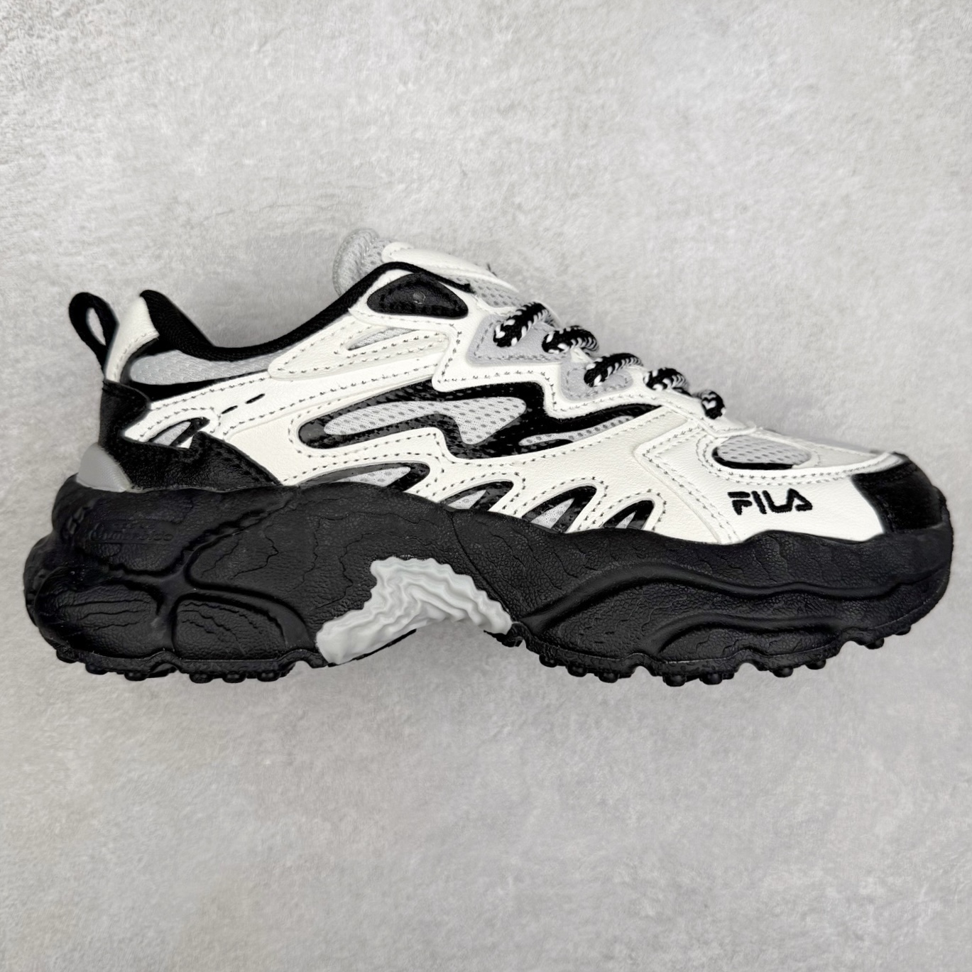 ＃DT FILA Fern SO 斐乐摩登系列蕨草鞋运动潮流个性舒适柔软设计感 减震耐磨低帮生活休闲鞋 FUSION 系列传承了 FILA 的百年基因，融入年轻运动及潮流文化，成为引领变革、创新突破的一代。以“1+N” 的跨界合作模式重现经典的同时创造经典。带来最出其不意的跨界合作惊喜。同时，FILAFUSION把FILA 的 DNA 融入到定制体验里，你可以随心制造厲于你的产品。FILA FUSION 的鞋家族涵盖了老爹鞋、跑步鞋、网球鞋、季节款。风格复古新潮，满足了时尚人士出行及各类运动的搭配需求，成为当下年轻人筷拥的鞋类品牌之一。FILA FUSION 走进年轻人的世界，通过年轻人运动，街舞，滑板，篮球，展现 FILA FUSION 的潮流态度和年轻文化。FILA FUSION 认为末来属于引领变革、创新突破的年轻一代，让我们一起构成 FILA 未来的蓝图吧！尺码：35.5 36 36.5 37.5 38 38.5 39 40 40.5 41 42 42.5 43 44 44.5 45-选品中心