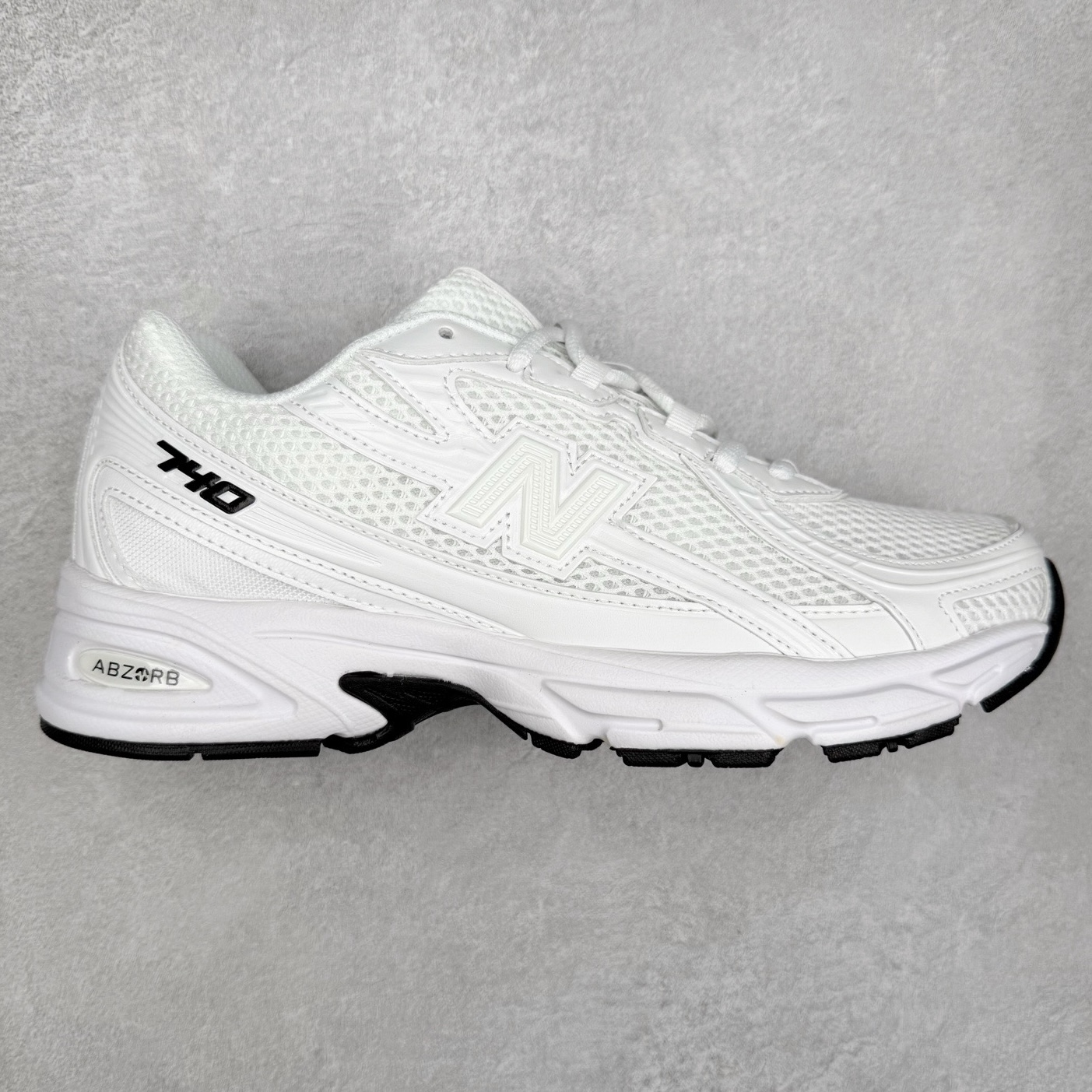 ＃DT纯原 New Balance MR740 NB新百伦系列复古老爹风休闲运动慢跑鞋 采用轻质牛剖革拼接透气网眼衬垫织物鞋面材质 T-Beam大底提供足步弓支撑 保持步态稳定#后跟搭载外露缓震胶 鞋身整体以各种深浅不一的灰色覆盖 鞋头以淡蓝色调装饰，网眼衬垫通过不规律的色块实现做旧的美感 泛黄的鞋底更是进一步增添了复古气息 尺码：36 37 37.5 38 38.5 39.5 40 40.5 41.5 42 42.5 43 44 44.5 45-选品中心