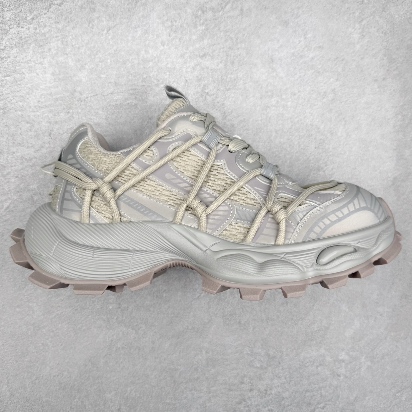 GG-CC Chunky Low休闲运动厚底增高老爹鞋 广东大厂出品 完美细节 25ss春季新款厚底增高 大长腿 时髦look轻松定格 不费力展现率性氛围 高档银盒 酷帅机能风不规则设计大底 双鞋带拼色造型设计 轻便舒适百搭 GGCC厚底增高简直就是小个子的快乐!不管怎么搭都好看~尺码：35 36 37 38 39 40-选品中心