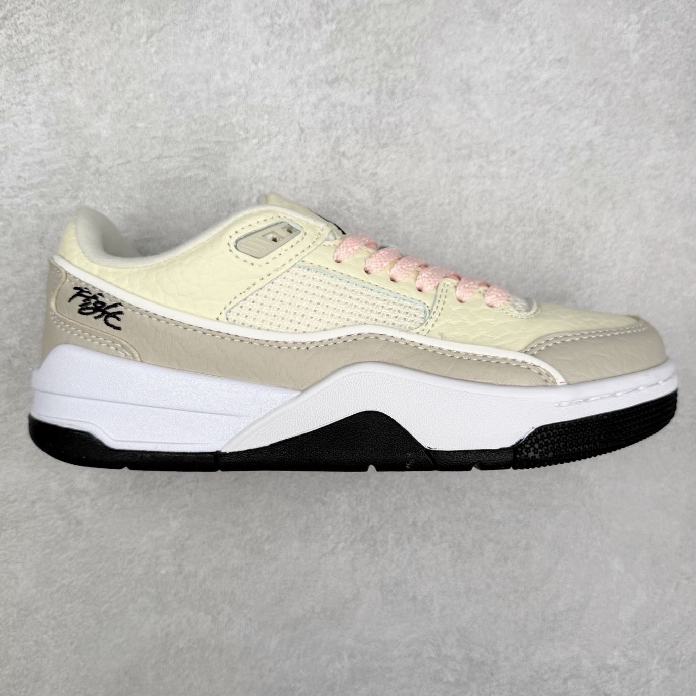 Air Jordan AJ Flight Court 乔丹低帮复古篮球鞋 IH4105-113 设计简约又不失复古韵味鞋内的鞋垫柔软且有弹性 能够很好地缓冲落地时的冲击力鞋面的材质贴合脚部 鞋底的纹路设计合理 抓地力很强 尺码: 36 36.5 37.5 38 38.5 39 40 40.5 41 42 42.5 43 44 45 46 47 47.5-选品中心