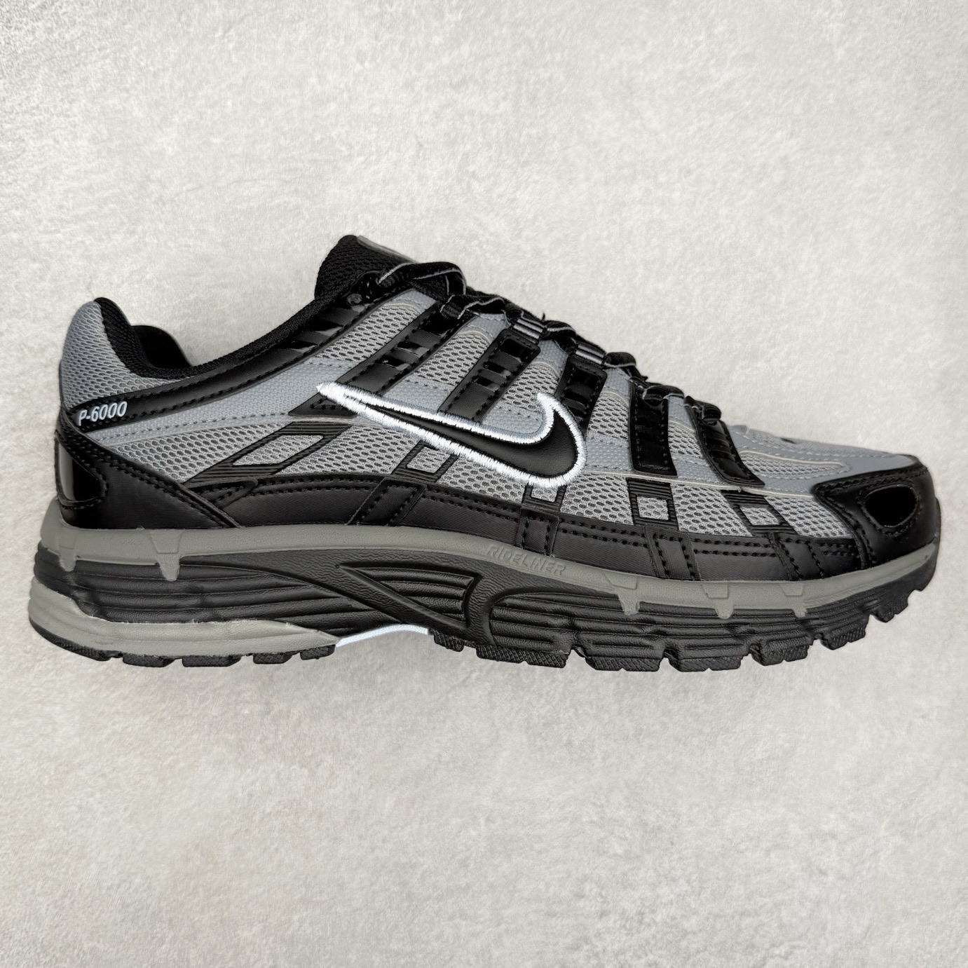 NK P-6000 系列低帮复古老爹风休闲运动舒适慢跑鞋 IF6199-003 购入原鞋原装纸板楦头开发 独家私模四层组合大底 市场唯一正确版本 良心定价 新配色陆续出货 进口三文治网面 融合 Pegasus 过往运动鞋设计 助力 21 世纪早期跑步运动跃升时尚新高度 采用透气网眼布、运动风格线条和耐穿覆面 兼具吸睛外观和舒适感受 中底泡绵以田径赛道为灵感 打造厚实设计 缔造出众缓震性能 尺码：36 36.5 37.5 38 38.5 39 40 40.5 41 42 42.5 43 44 44.5 45-选品中心