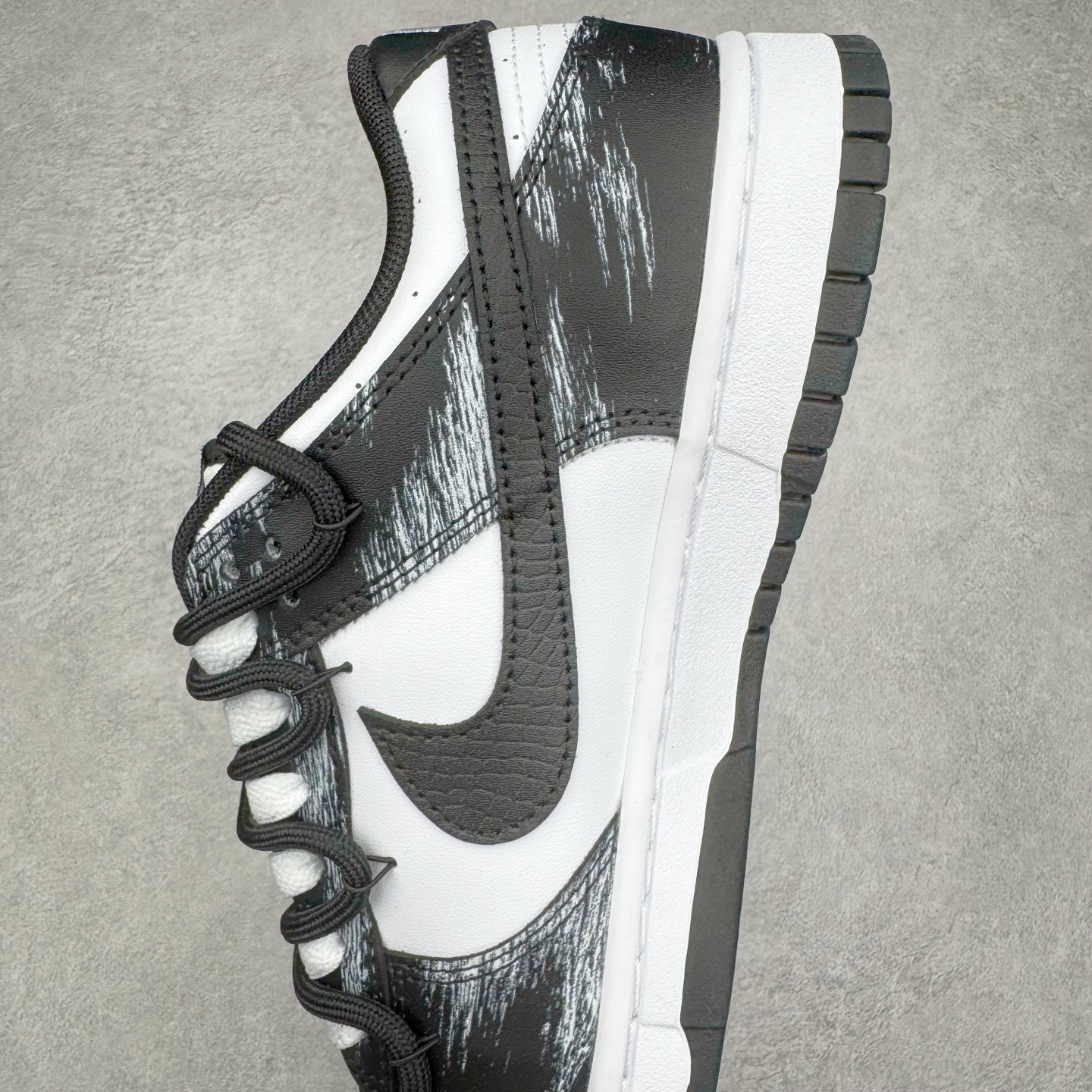 图片[7]-＃YC纯原 NK Dunk Low 死神曼巴 DD1391-100 此款以经典黑白美学为主色调，鞋面撞色泼墨如毒液侵蚀，自带破坏美学，每一笔都是不可复制的野性。蛇鳞Swoosh暗藏冷血锋芒，像曼巴突袭的残影，艺术张力拉满。后跟细节烙印「Black Mamba」彩蛋，直击曼巴信徒灵魂，机能、街头、高街全场景适配，一双鞋搞定所有穿搭名场面，踩街即引爆回头率！定制系列天花板 无原鞋不开发 全系列得物原鞋一比一校对开发 配色持续更新中 终端对接 优势输出 全套原厂楦头原纸板数据档案倾力打造 原汁原味莞产 极致还原 圈内最强针车工艺 高端零售指定版 广东原厂配套原盒原标 鞋盒分三个尺码段 原厂冲刀 超高清洁度 全鞋零毛边皮料切割 采用原厂百宏鞋带以及原厂百宏织唛舌标 内标可供原厂几率过验 进口原装条纹中底布 四线拉帮白色点胶 原厂拉帮手法遵循公司 原厂电绣 极致还原 尺码：36 36.5 37.5 38 38.5 39 40 40.5 41 42 42.5 43 44 44.5 45 46-选品中心