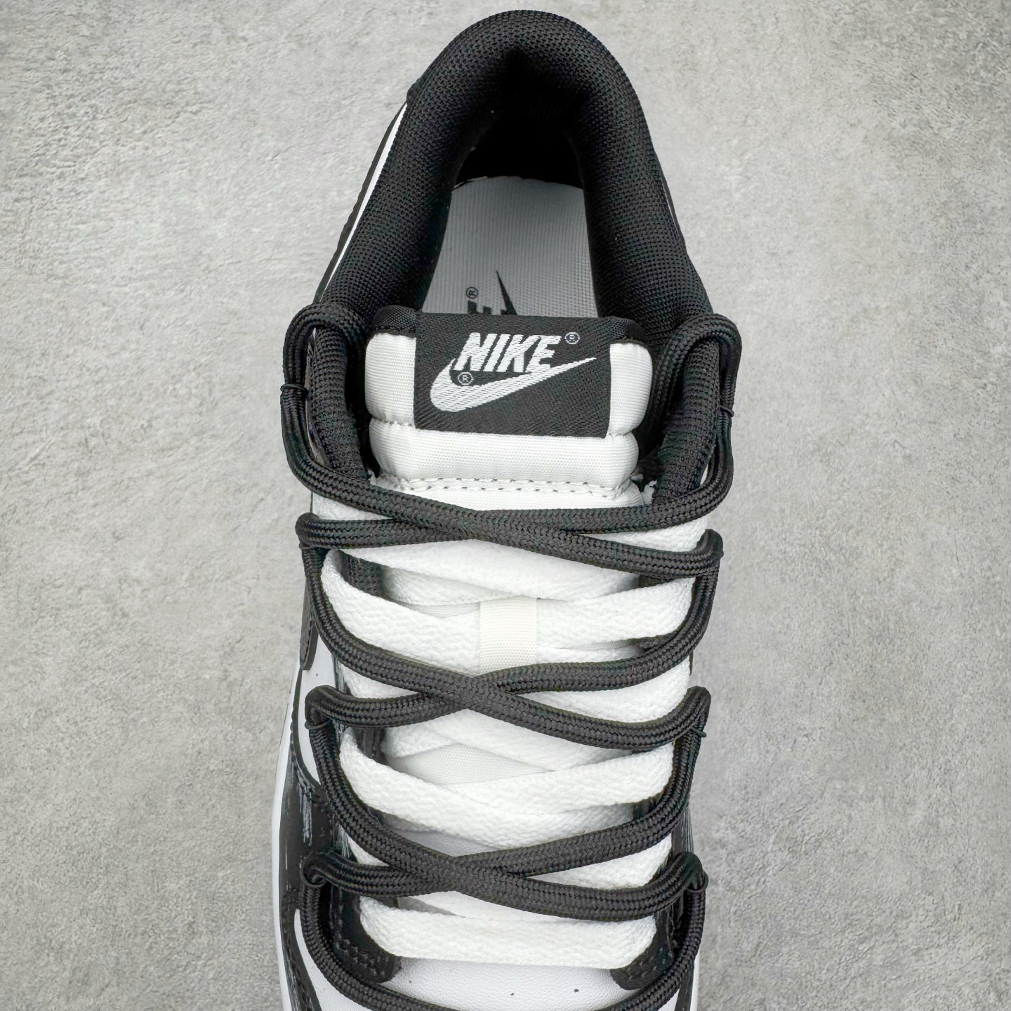 图片[5]-＃YC纯原 NK Dunk Low 死神曼巴 DD1391-100 此款以经典黑白美学为主色调，鞋面撞色泼墨如毒液侵蚀，自带破坏美学，每一笔都是不可复制的野性。蛇鳞Swoosh暗藏冷血锋芒，像曼巴突袭的残影，艺术张力拉满。后跟细节烙印「Black Mamba」彩蛋，直击曼巴信徒灵魂，机能、街头、高街全场景适配，一双鞋搞定所有穿搭名场面，踩街即引爆回头率！定制系列天花板 无原鞋不开发 全系列得物原鞋一比一校对开发 配色持续更新中 终端对接 优势输出 全套原厂楦头原纸板数据档案倾力打造 原汁原味莞产 极致还原 圈内最强针车工艺 高端零售指定版 广东原厂配套原盒原标 鞋盒分三个尺码段 原厂冲刀 超高清洁度 全鞋零毛边皮料切割 采用原厂百宏鞋带以及原厂百宏织唛舌标 内标可供原厂几率过验 进口原装条纹中底布 四线拉帮白色点胶 原厂拉帮手法遵循公司 原厂电绣 极致还原 尺码：36 36.5 37.5 38 38.5 39 40 40.5 41 42 42.5 43 44 44.5 45 46-选品中心