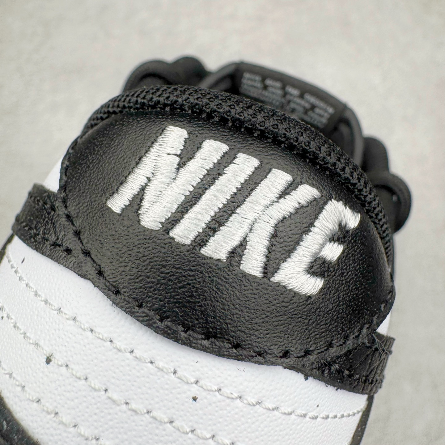 图片[14]-＃YC纯原 NK Dunk Low 死神曼巴 DD1391-100 此款以经典黑白美学为主色调，鞋面撞色泼墨如毒液侵蚀，自带破坏美学，每一笔都是不可复制的野性。蛇鳞Swoosh暗藏冷血锋芒，像曼巴突袭的残影，艺术张力拉满。后跟细节烙印「Black Mamba」彩蛋，直击曼巴信徒灵魂，机能、街头、高街全场景适配，一双鞋搞定所有穿搭名场面，踩街即引爆回头率！定制系列天花板 无原鞋不开发 全系列得物原鞋一比一校对开发 配色持续更新中 终端对接 优势输出 全套原厂楦头原纸板数据档案倾力打造 原汁原味莞产 极致还原 圈内最强针车工艺 高端零售指定版 广东原厂配套原盒原标 鞋盒分三个尺码段 原厂冲刀 超高清洁度 全鞋零毛边皮料切割 采用原厂百宏鞋带以及原厂百宏织唛舌标 内标可供原厂几率过验 进口原装条纹中底布 四线拉帮白色点胶 原厂拉帮手法遵循公司 原厂电绣 极致还原 尺码：36 36.5 37.5 38 38.5 39 40 40.5 41 42 42.5 43 44 44.5 45 46-选品中心