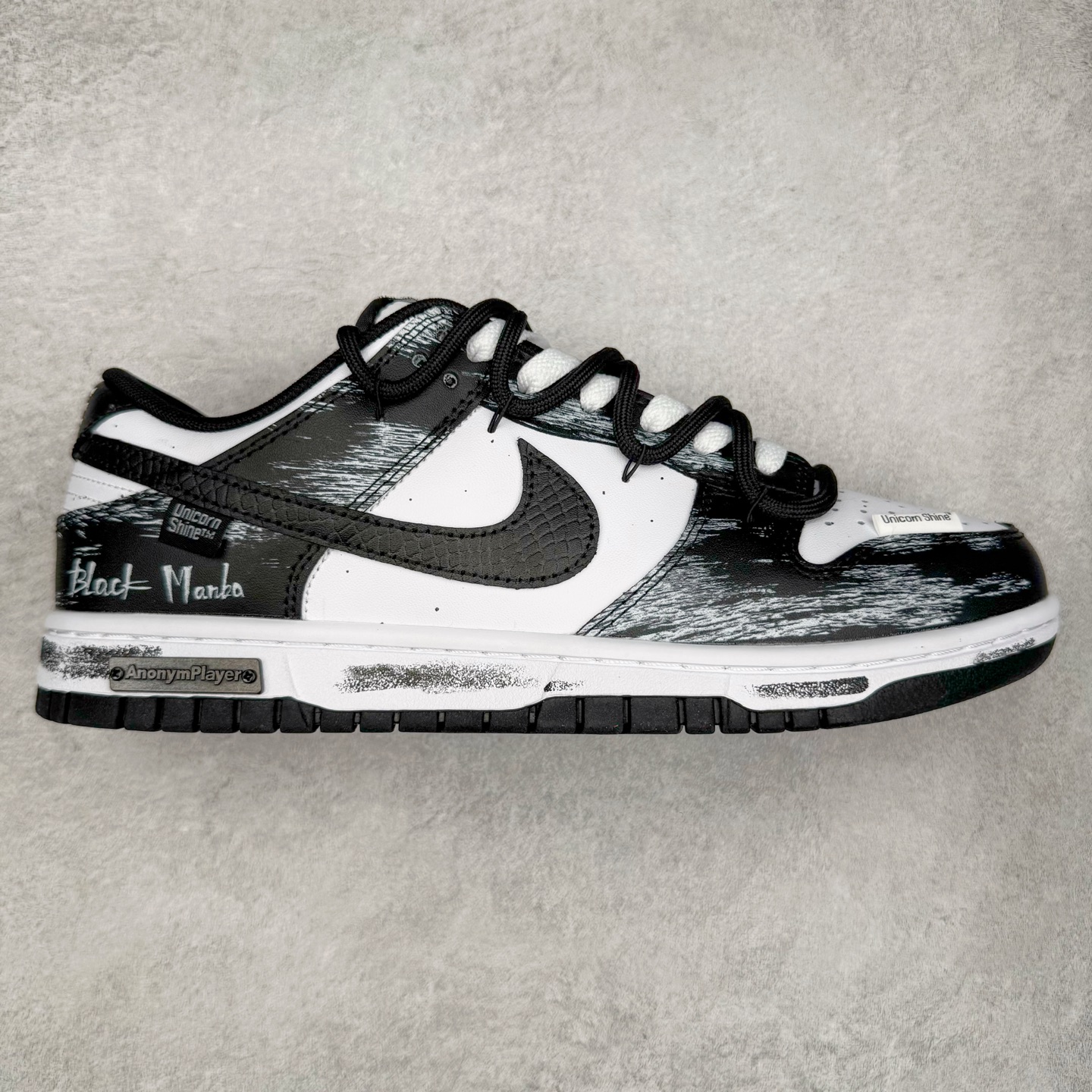 ＃YC纯原 NK Dunk Low 死神曼巴 DD1391-100 此款以经典黑白美学为主色调，鞋面撞色泼墨如毒液侵蚀，自带破坏美学，每一笔都是不可复制的野性。蛇鳞Swoosh暗藏冷血锋芒，像曼巴突袭的残影，艺术张力拉满。后跟细节烙印「Black Mamba」彩蛋，直击曼巴信徒灵魂，机能、街头、高街全场景适配，一双鞋搞定所有穿搭名场面，踩街即引爆回头率！定制系列天花板 无原鞋不开发 全系列得物原鞋一比一校对开发 配色持续更新中 终端对接 优势输出 全套原厂楦头原纸板数据档案倾力打造 原汁原味莞产 极致还原 圈内最强针车工艺 高端零售指定版 广东原厂配套原盒原标 鞋盒分三个尺码段 原厂冲刀 超高清洁度 全鞋零毛边皮料切割 采用原厂百宏鞋带以及原厂百宏织唛舌标 内标可供原厂几率过验 进口原装条纹中底布 四线拉帮白色点胶 原厂拉帮手法遵循公司 原厂电绣 极致还原 尺码：36 36.5 37.5 38 38.5 39 40 40.5 41 42 42.5 43 44 44.5 45 46-选品中心