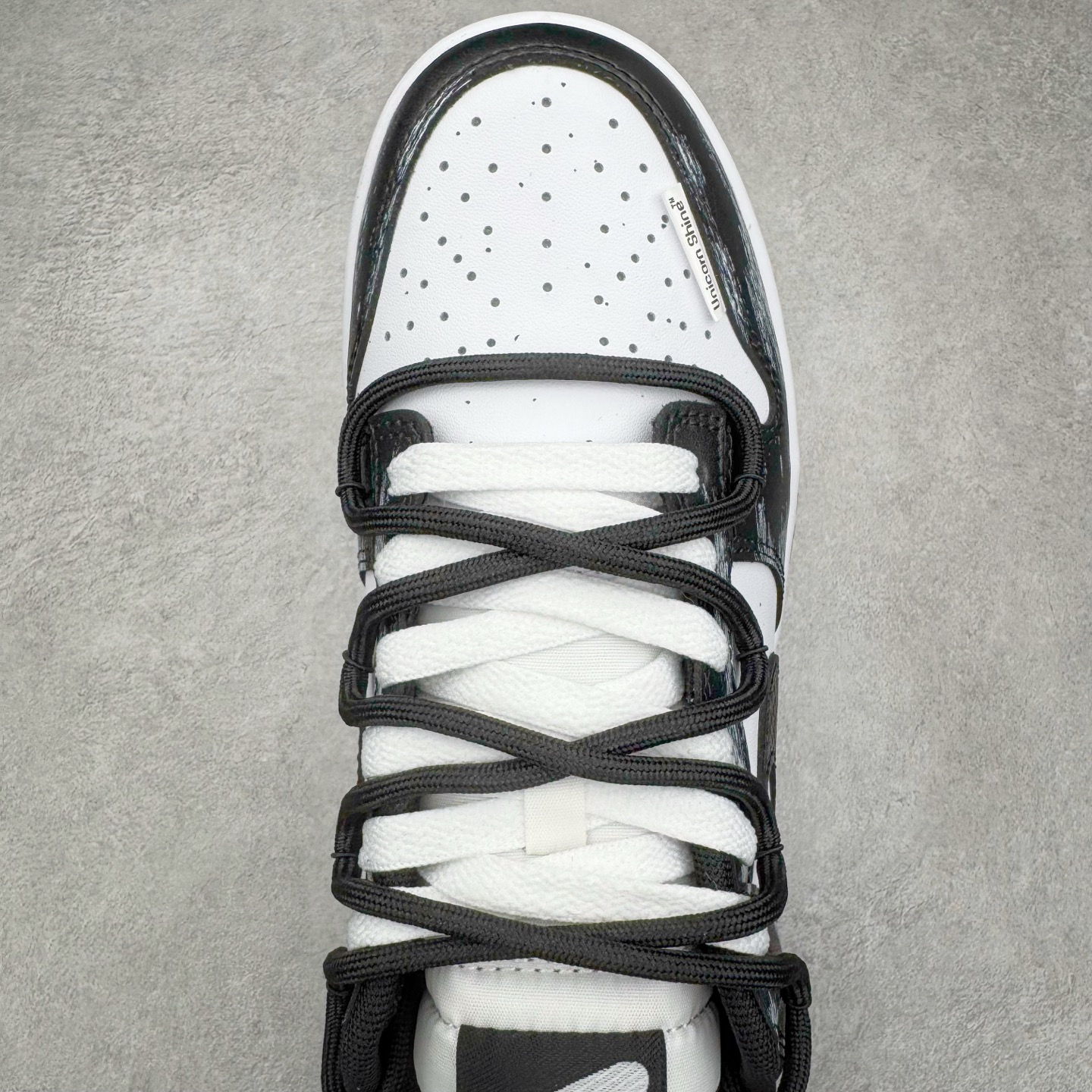 图片[4]-＃YC纯原 NK Dunk Low 死神曼巴 DD1391-100 此款以经典黑白美学为主色调，鞋面撞色泼墨如毒液侵蚀，自带破坏美学，每一笔都是不可复制的野性。蛇鳞Swoosh暗藏冷血锋芒，像曼巴突袭的残影，艺术张力拉满。后跟细节烙印「Black Mamba」彩蛋，直击曼巴信徒灵魂，机能、街头、高街全场景适配，一双鞋搞定所有穿搭名场面，踩街即引爆回头率！定制系列天花板 无原鞋不开发 全系列得物原鞋一比一校对开发 配色持续更新中 终端对接 优势输出 全套原厂楦头原纸板数据档案倾力打造 原汁原味莞产 极致还原 圈内最强针车工艺 高端零售指定版 广东原厂配套原盒原标 鞋盒分三个尺码段 原厂冲刀 超高清洁度 全鞋零毛边皮料切割 采用原厂百宏鞋带以及原厂百宏织唛舌标 内标可供原厂几率过验 进口原装条纹中底布 四线拉帮白色点胶 原厂拉帮手法遵循公司 原厂电绣 极致还原 尺码：36 36.5 37.5 38 38.5 39 40 40.5 41 42 42.5 43 44 44.5 45 46-选品中心