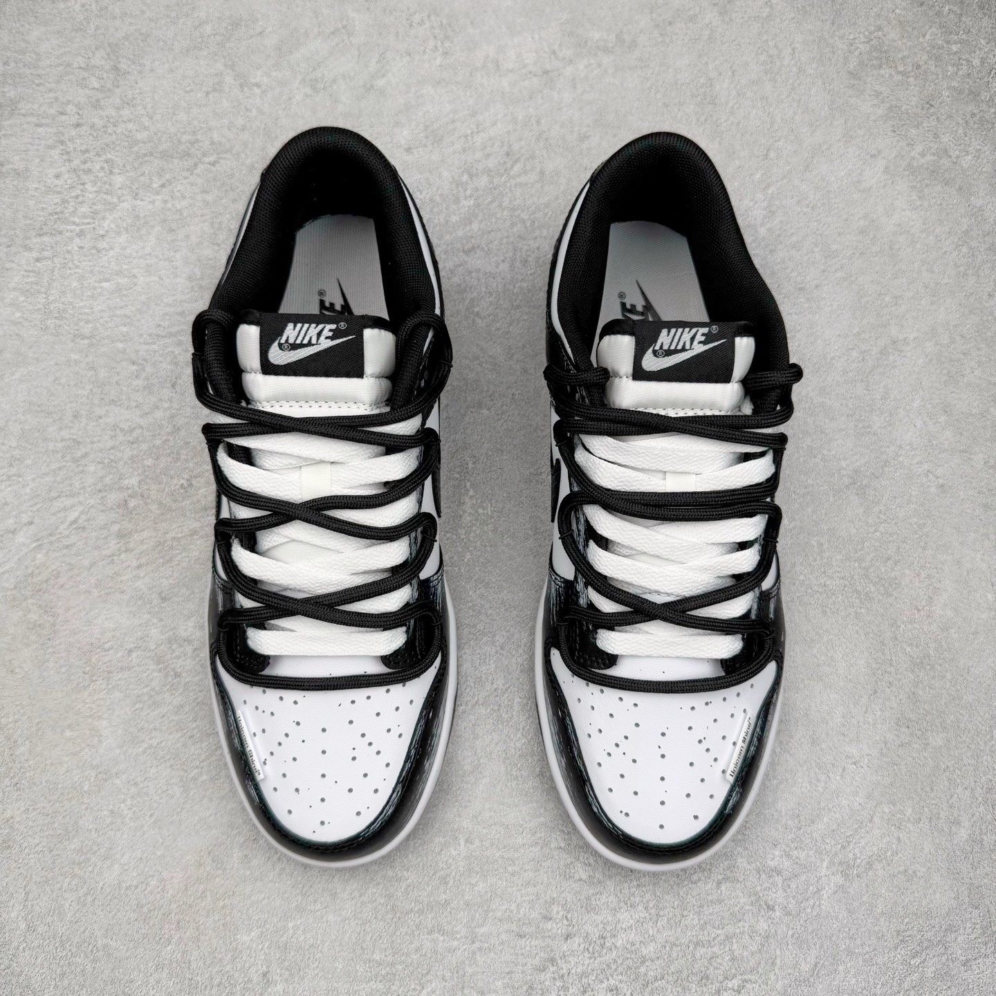 图片[2]-＃YC纯原 NK Dunk Low 死神曼巴 DD1391-100 此款以经典黑白美学为主色调，鞋面撞色泼墨如毒液侵蚀，自带破坏美学，每一笔都是不可复制的野性。蛇鳞Swoosh暗藏冷血锋芒，像曼巴突袭的残影，艺术张力拉满。后跟细节烙印「Black Mamba」彩蛋，直击曼巴信徒灵魂，机能、街头、高街全场景适配，一双鞋搞定所有穿搭名场面，踩街即引爆回头率！定制系列天花板 无原鞋不开发 全系列得物原鞋一比一校对开发 配色持续更新中 终端对接 优势输出 全套原厂楦头原纸板数据档案倾力打造 原汁原味莞产 极致还原 圈内最强针车工艺 高端零售指定版 广东原厂配套原盒原标 鞋盒分三个尺码段 原厂冲刀 超高清洁度 全鞋零毛边皮料切割 采用原厂百宏鞋带以及原厂百宏织唛舌标 内标可供原厂几率过验 进口原装条纹中底布 四线拉帮白色点胶 原厂拉帮手法遵循公司 原厂电绣 极致还原 尺码：36 36.5 37.5 38 38.5 39 40 40.5 41 42 42.5 43 44 44.5 45 46-选品中心