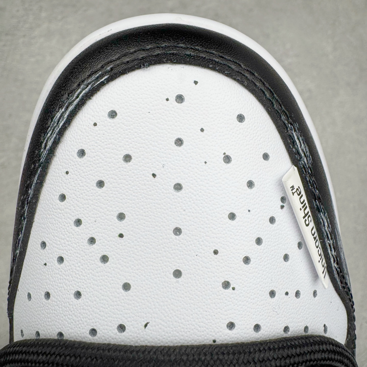 图片[13]-＃YC纯原 NK Dunk Low 死神曼巴 DD1391-100 此款以经典黑白美学为主色调，鞋面撞色泼墨如毒液侵蚀，自带破坏美学，每一笔都是不可复制的野性。蛇鳞Swoosh暗藏冷血锋芒，像曼巴突袭的残影，艺术张力拉满。后跟细节烙印「Black Mamba」彩蛋，直击曼巴信徒灵魂，机能、街头、高街全场景适配，一双鞋搞定所有穿搭名场面，踩街即引爆回头率！定制系列天花板 无原鞋不开发 全系列得物原鞋一比一校对开发 配色持续更新中 终端对接 优势输出 全套原厂楦头原纸板数据档案倾力打造 原汁原味莞产 极致还原 圈内最强针车工艺 高端零售指定版 广东原厂配套原盒原标 鞋盒分三个尺码段 原厂冲刀 超高清洁度 全鞋零毛边皮料切割 采用原厂百宏鞋带以及原厂百宏织唛舌标 内标可供原厂几率过验 进口原装条纹中底布 四线拉帮白色点胶 原厂拉帮手法遵循公司 原厂电绣 极致还原 尺码：36 36.5 37.5 38 38.5 39 40 40.5 41 42 42.5 43 44 44.5 45 46-选品中心